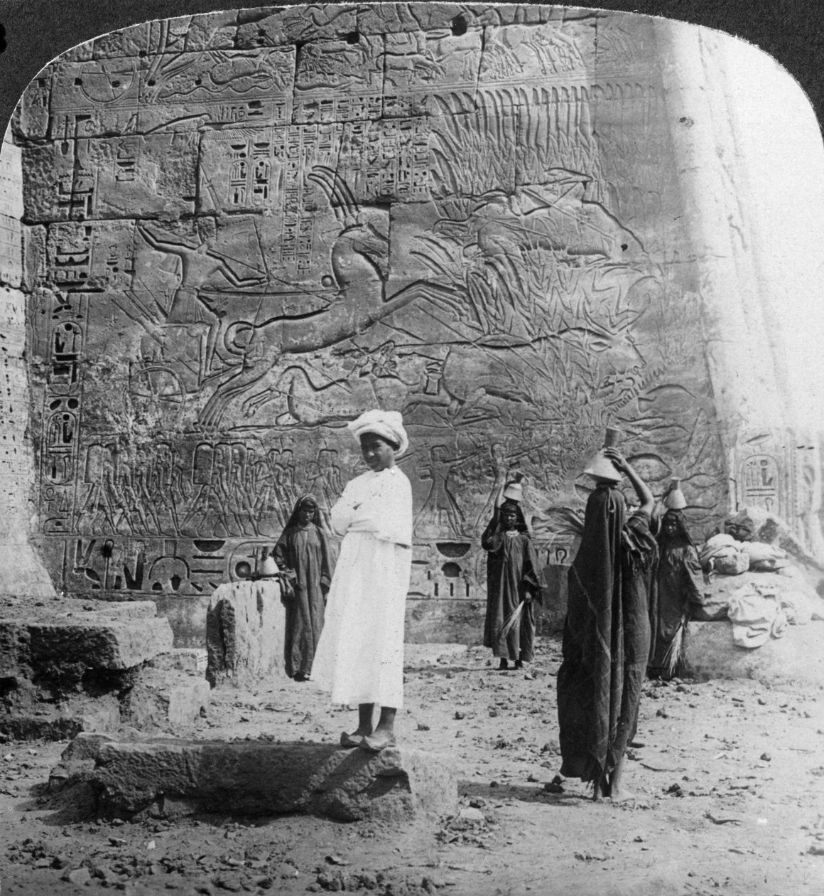 Jakten på den vilda tjuren, ristad på en tempelvägg i Medinet Habu, Thebe, Egypten, 1905. av Underwood and Underwood