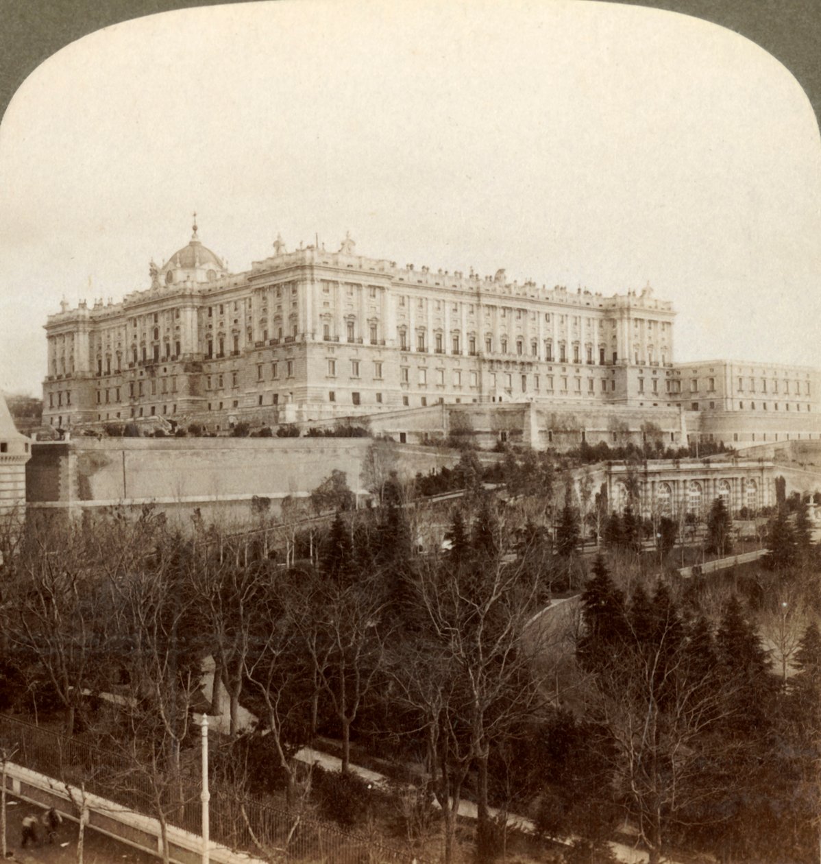 Det imponerande kungliga palatset och Royal Park Campo del Moro...Madrid, Spanien, 1902. av Underwood and Underwood