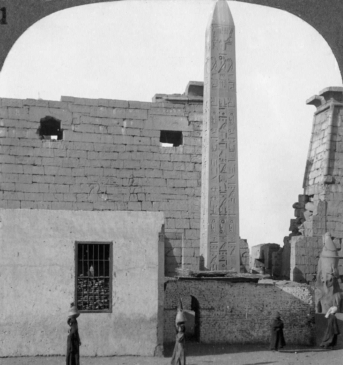 Obelisken av Rameses II och fronten av Luxortemplet, Thebe, Egypten, 1905. av Underwood and Underwood