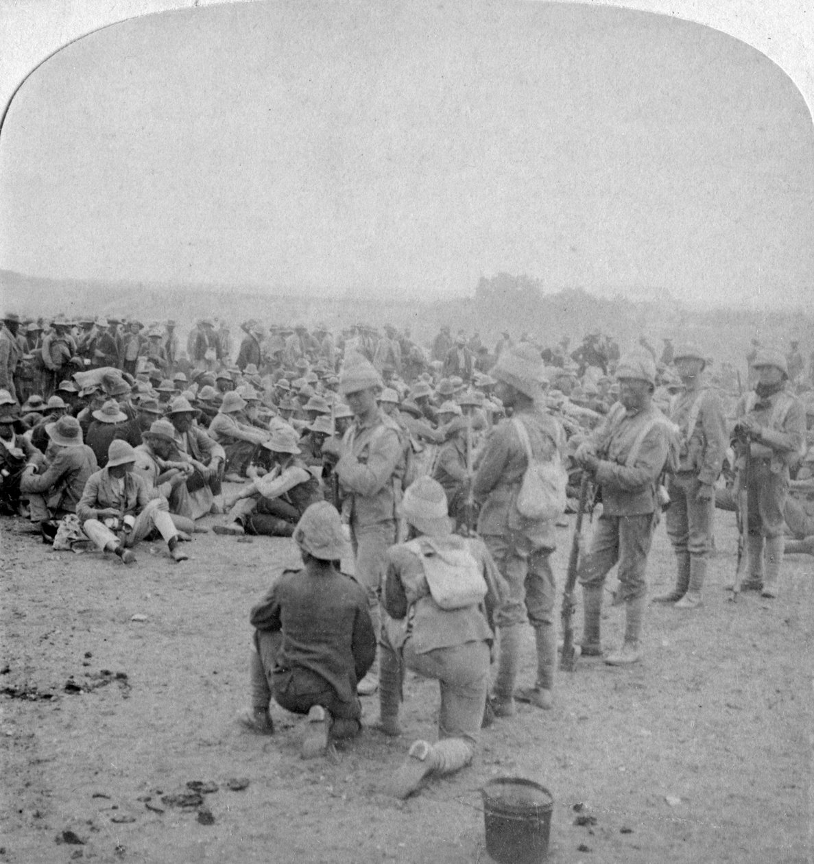 De övermannade boerfångarna vilar på vägen från Paardeberg till Modderfloden, 1900 av Underwood and Underwood