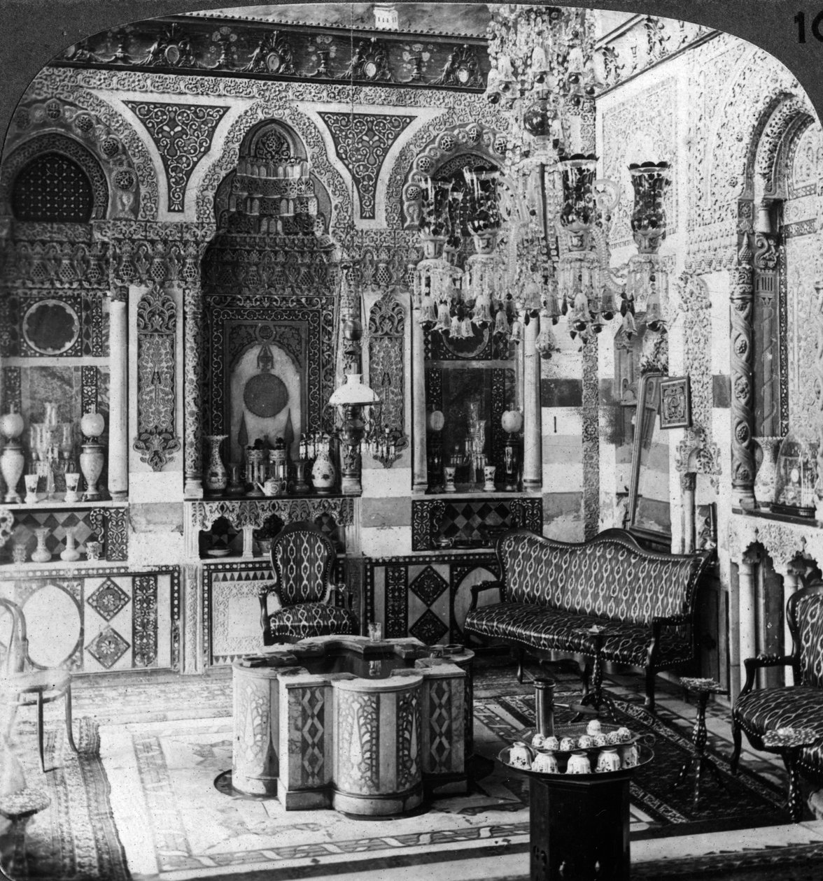 Mottagningsrummet i en Pasha, Damaskus, Syrien, 1905. av Underwood and Underwood
