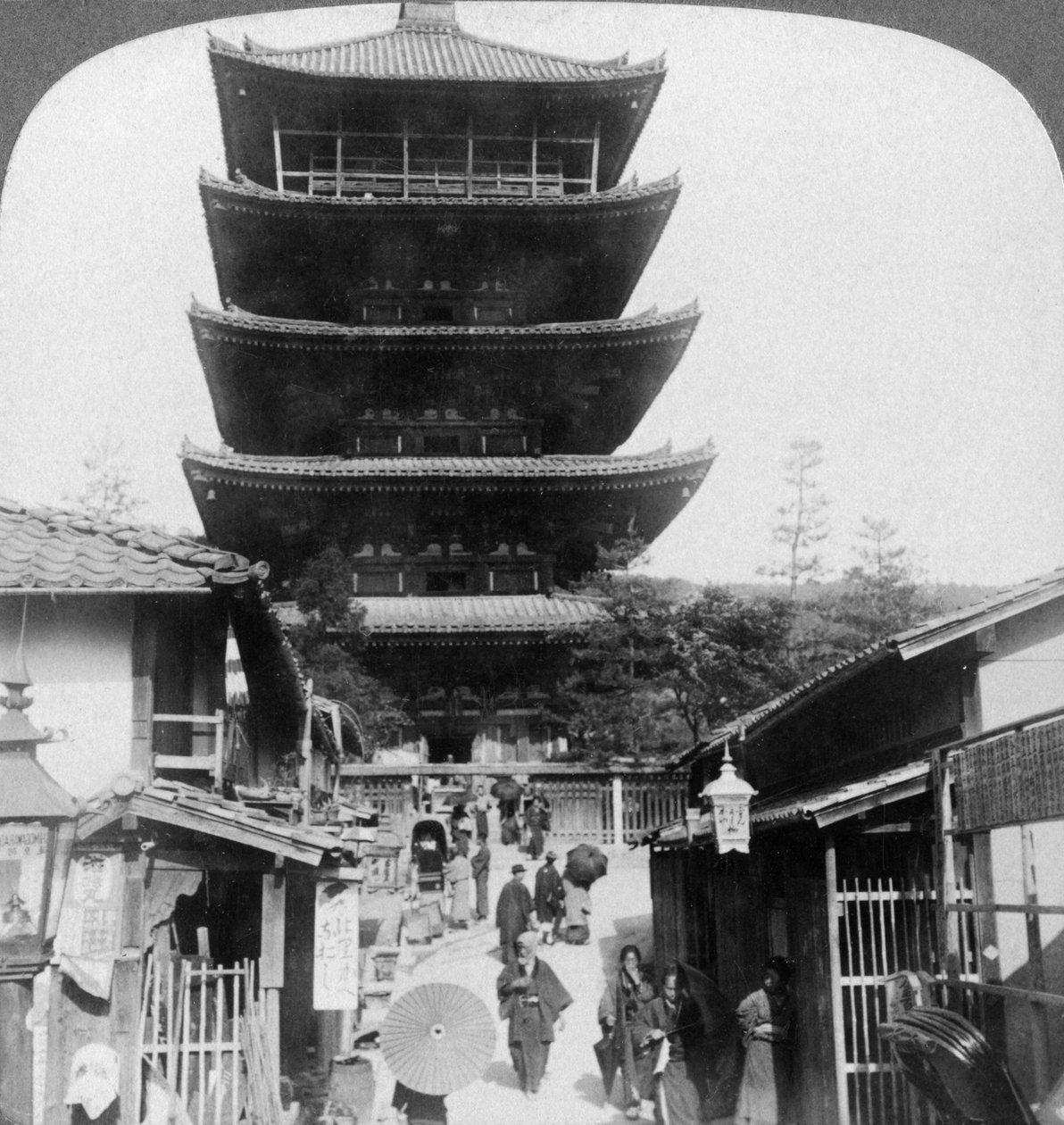 Den västra sidan av den fem våningar höga Yasaka-pagoden, Kyoto, Japan, 1904. av Underwood and Underwood