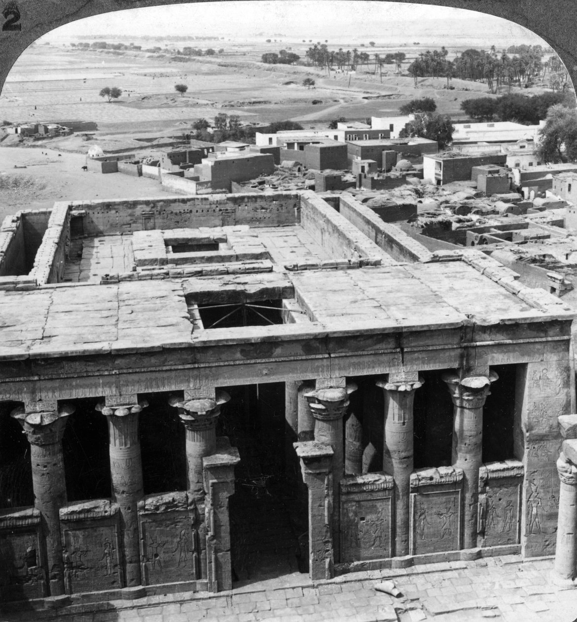 Det underbart bevarade templet i Edfu, Egypten, 1905. av Underwood and Underwood