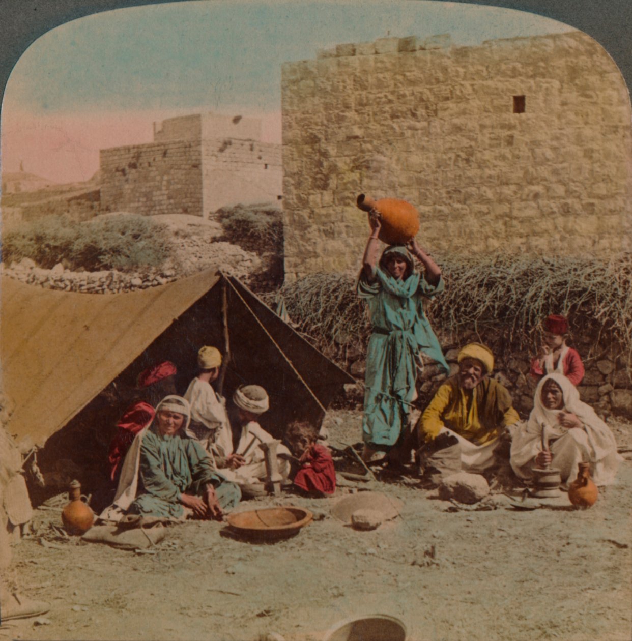 Det finns ingen plats som hemma! - bostad och butik för en zigenarsmed, Syrien, 1900. Konstnärer: Elmer Underwood, Bert Elias Underwood. av Underwood and Underwood