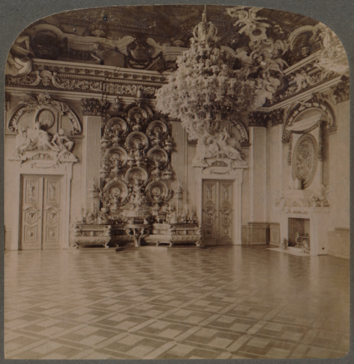 Throne Room, Kungliga palatset, Berlin, med tallrikladdade skänk och kungliga dekorationer, Tyskland, 1903 av Underwood and Underwood
