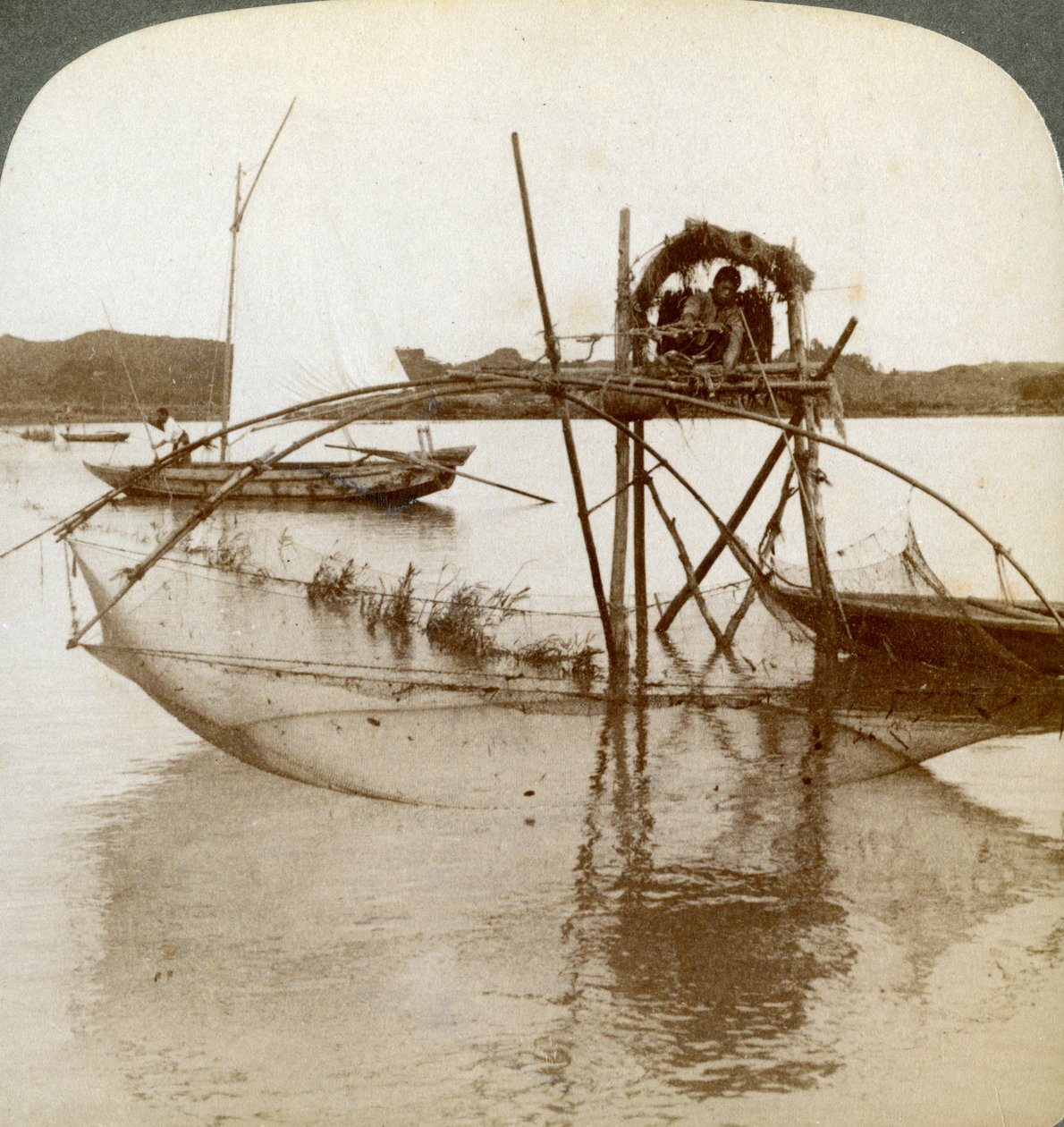 Havets toler, med sitt nyfikna fiskenät, Matsushimabukten, Japan, 1904 av Underwood and Underwood