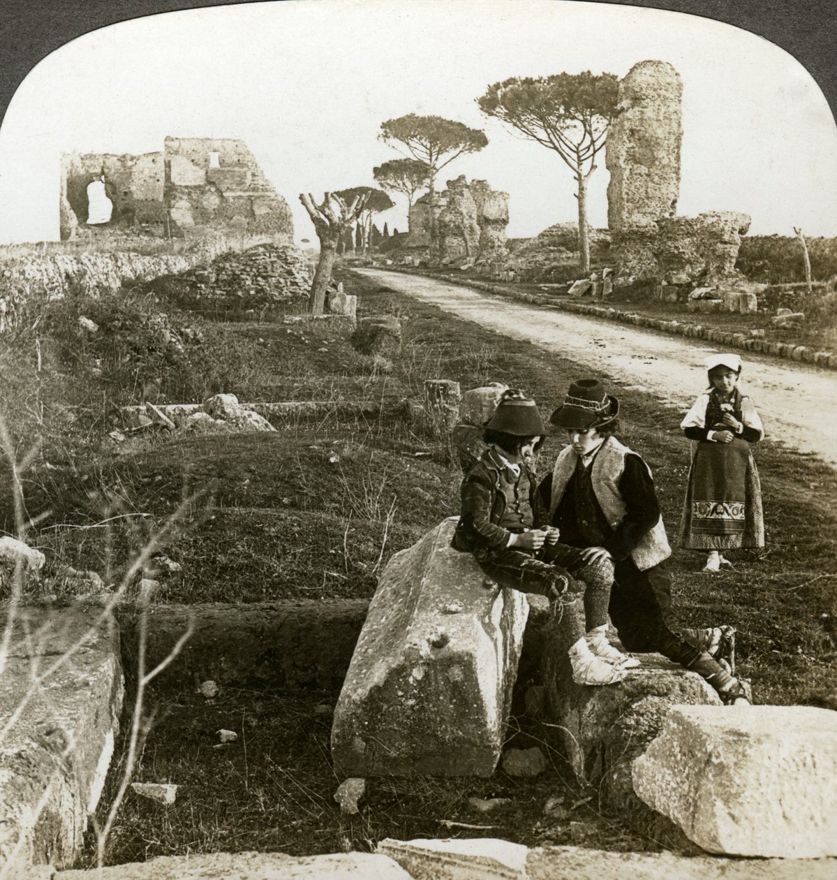 Gravar och barn i traditionell klädsel, Appian Way, Rom, Italien. av Underwood and Underwood