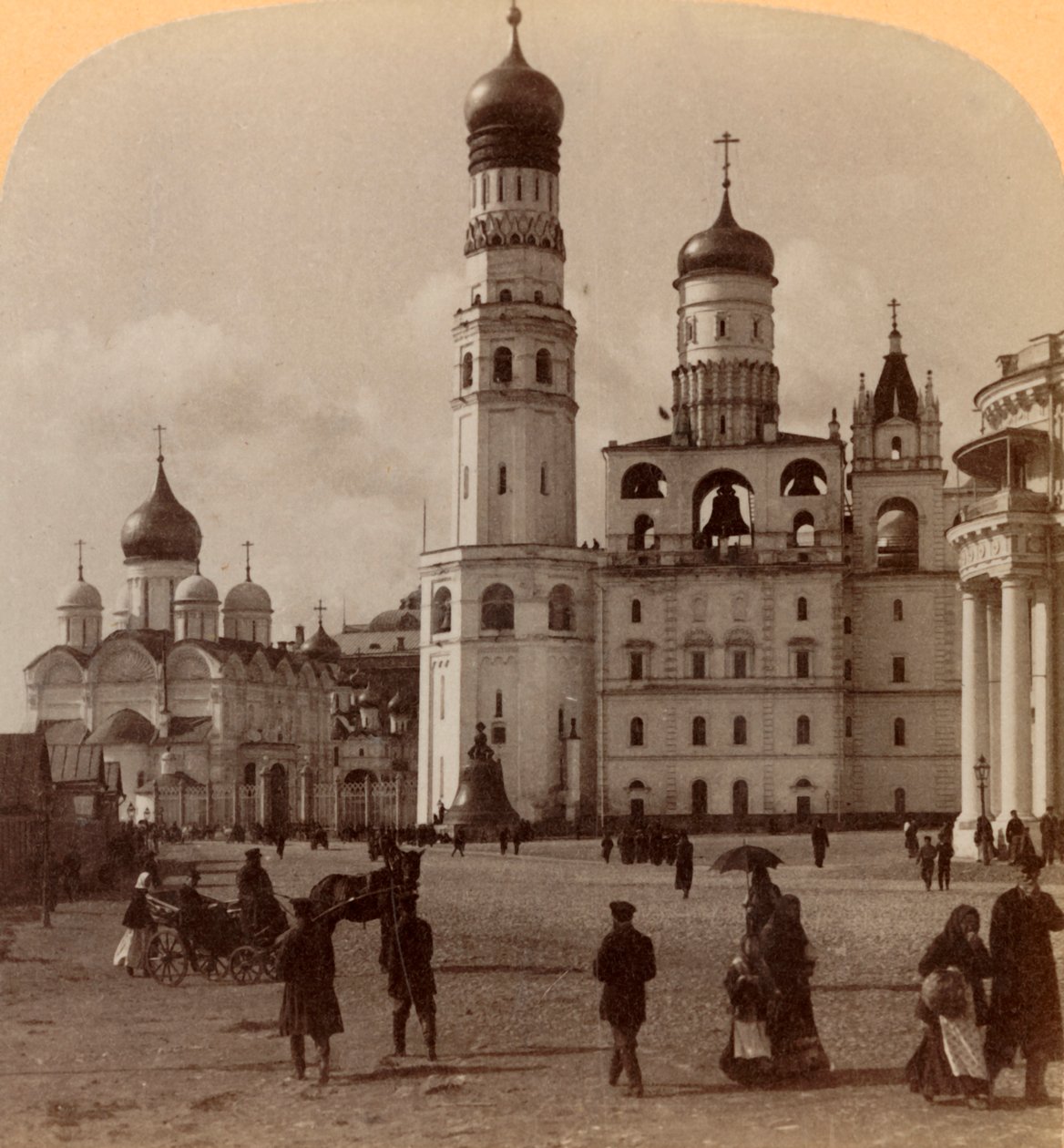 Ivan den stores torn och ärkeängeln Mikaels katedral, Kreml, Moskva, Ryssland, 1898. av Underwood and Underwood
