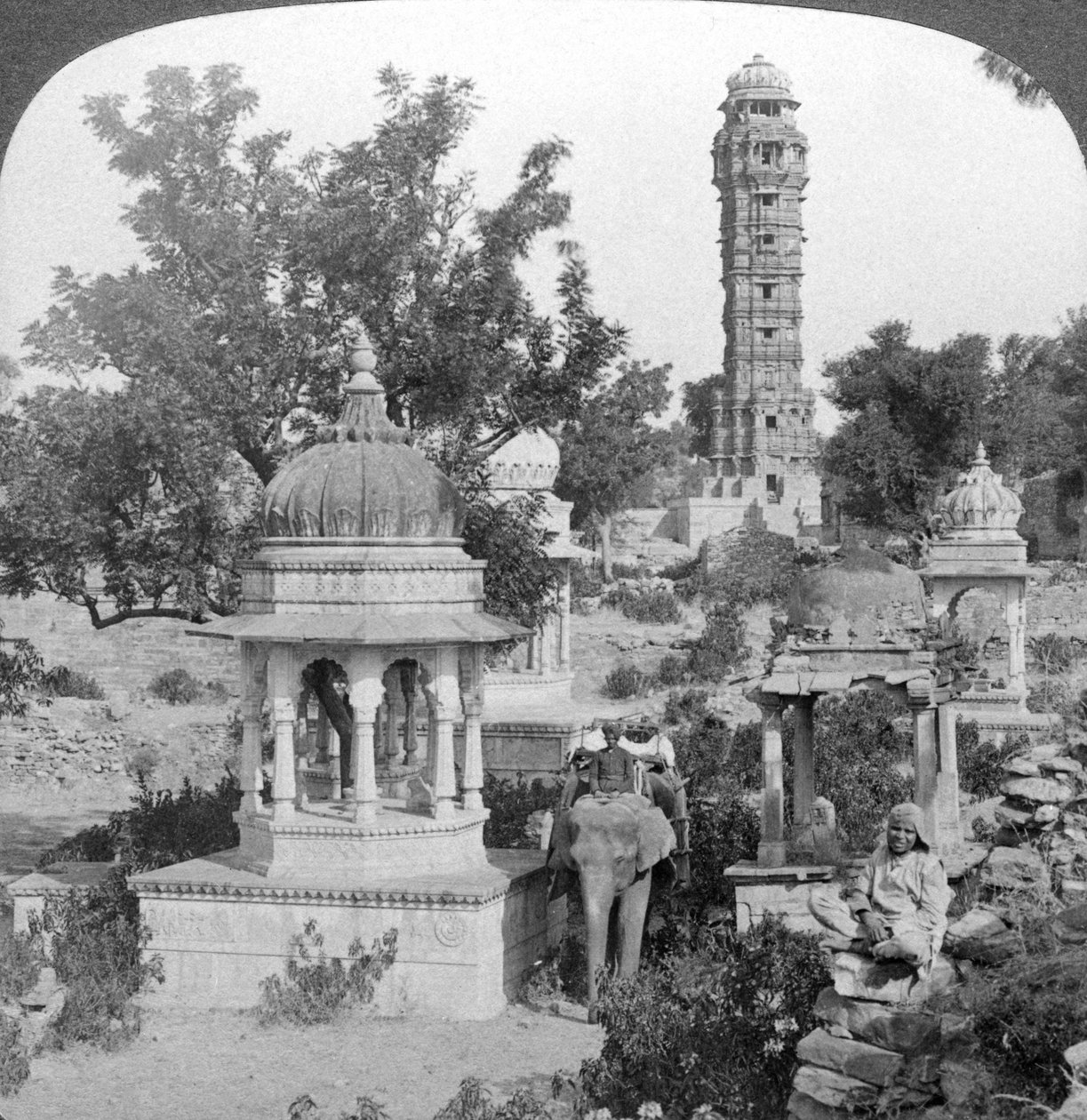 Segertornet och kungliga cenotafer, Chittaurgarh, Indien, 1904. av Underwood and Underwood