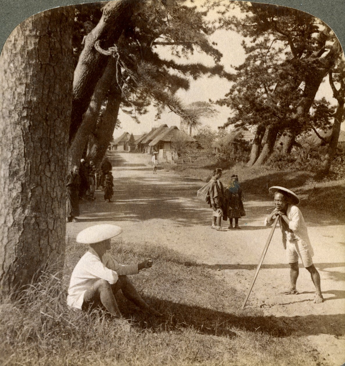 Resenärer vilar under tallarna vid Suzukawa, den gamla postvägen från Tokyo till Kyoto, Japan, 1904. av Underwood and Underwood
