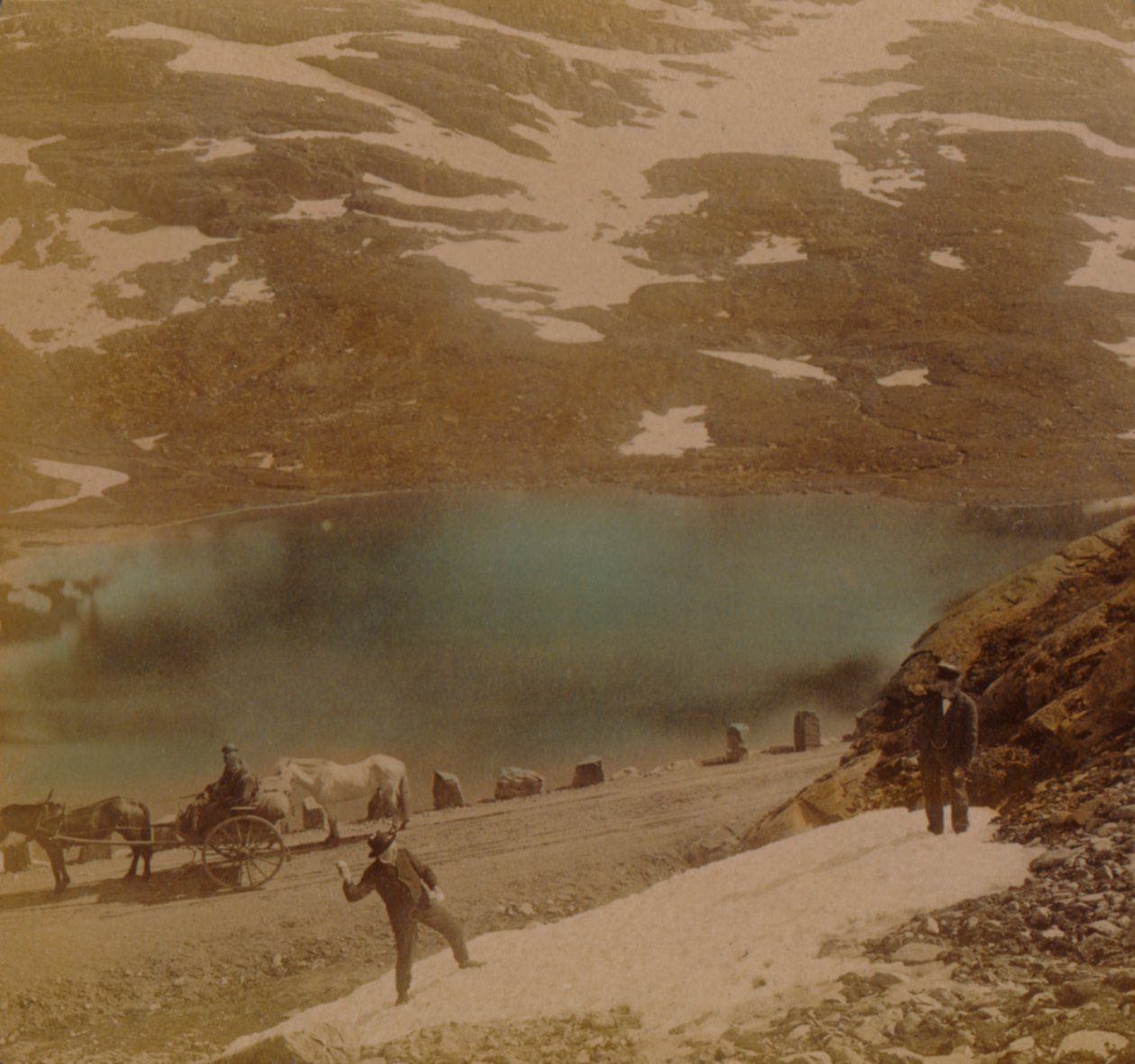 Resenärer med julisnöbollar, på väg över Haukeli-bergen, Norge, Artister: Elmer Underwood, Bert Elias Underwood. av Underwood and Underwood