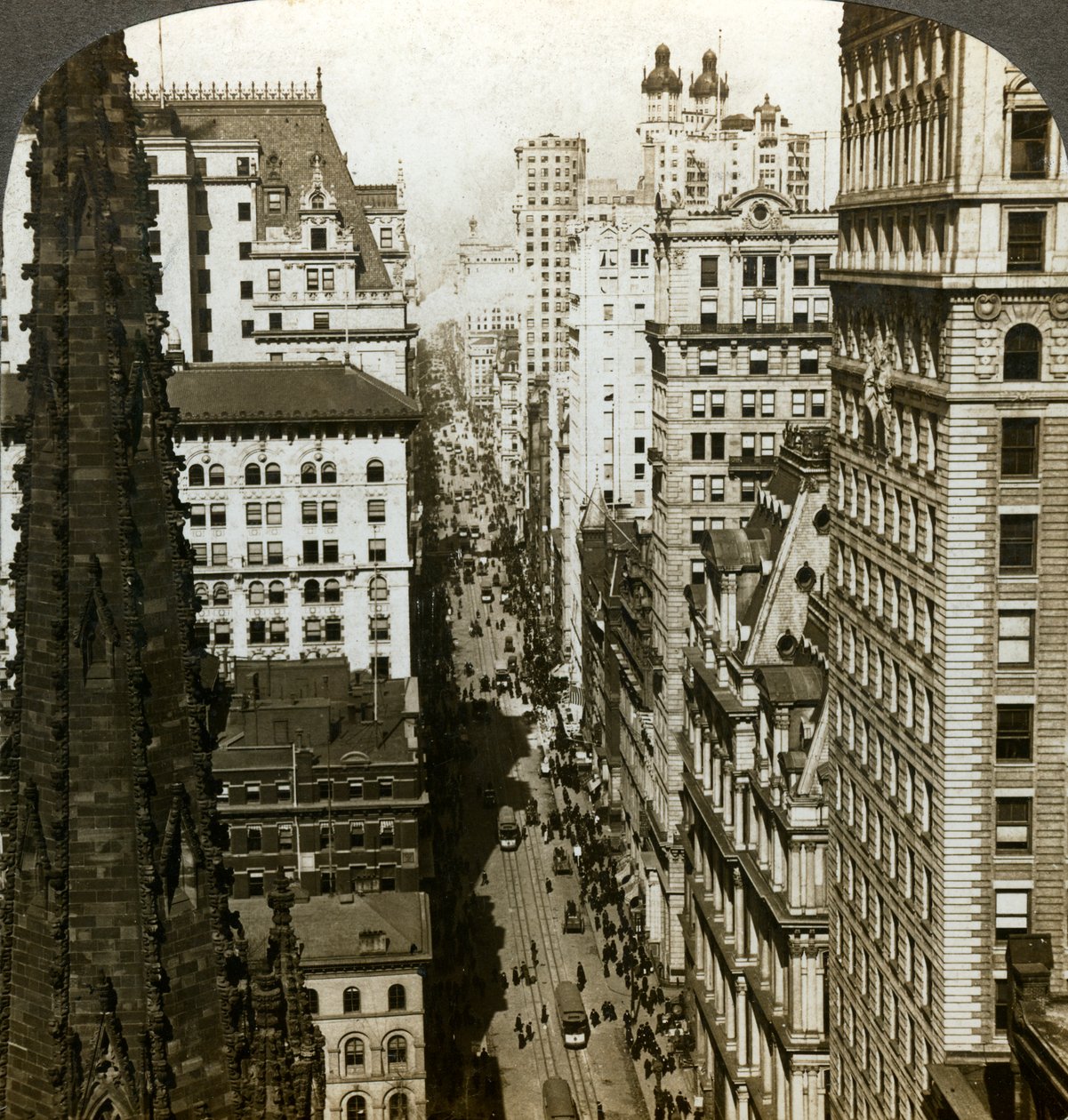 Trinity Church och Broadway, New York, USA. av Underwood and Underwood