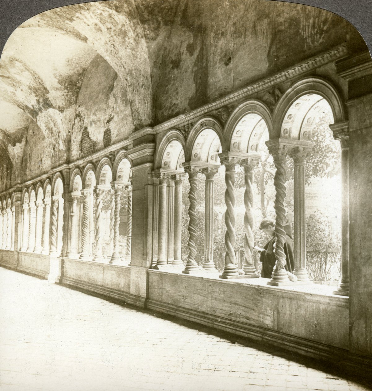 Vridna kolonner i klostret, Basilica of St Paul utanför murarna, Rom, Italien. av Underwood and Underwood