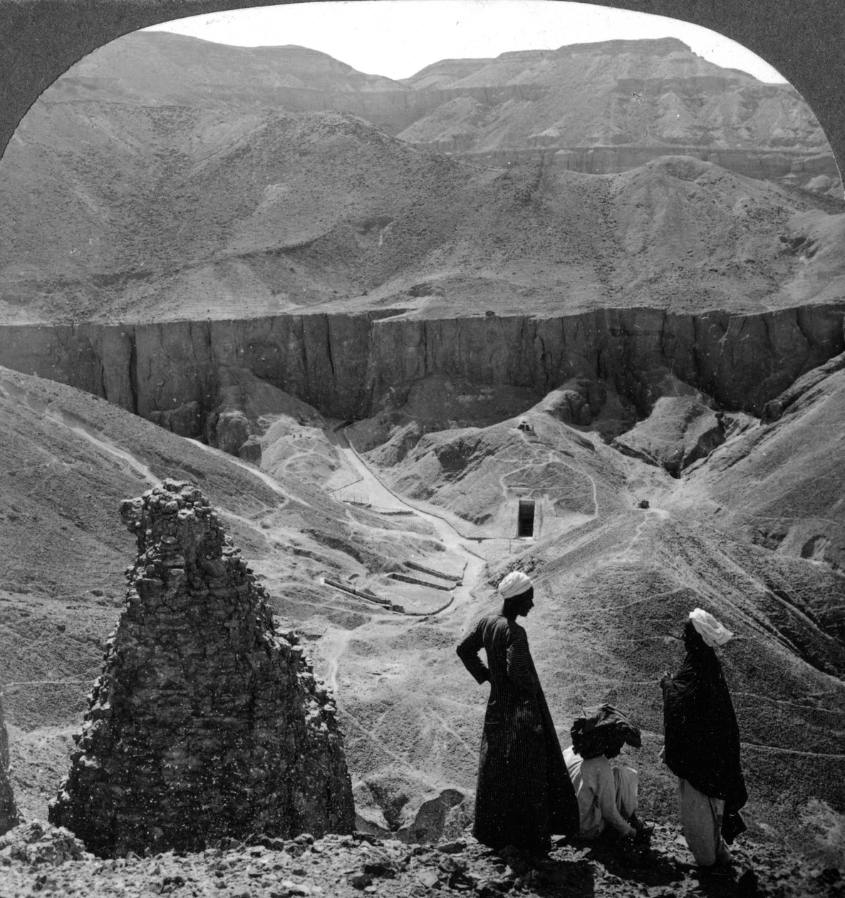 Kungadalens gravar i Thebe, Egypten, 1905. av Underwood and Underwood