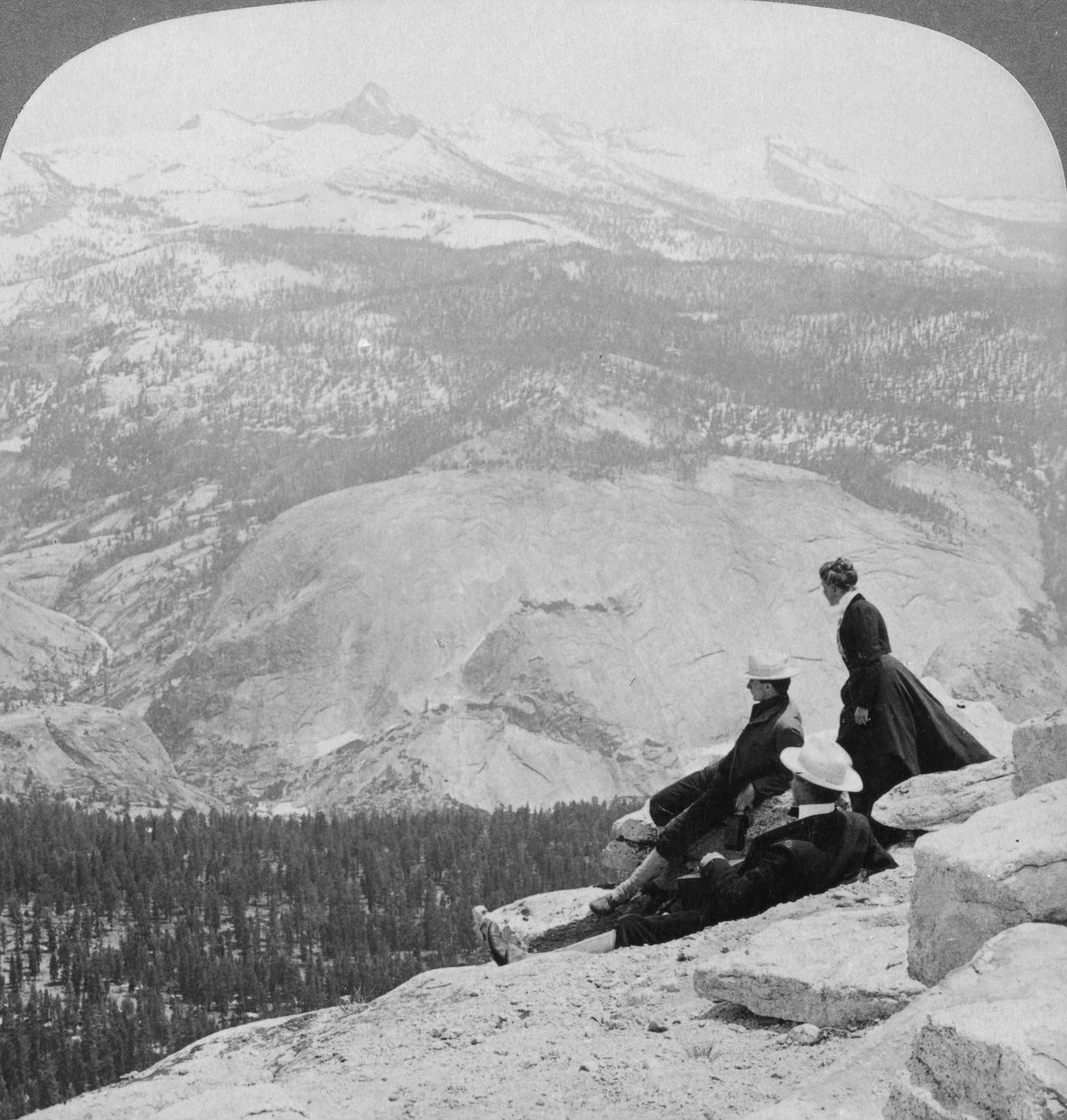 Utsikt från Clouds Rest över Little Yosemite Valley till Mount Clark, Kalifornien, USA, 1902 av Underwood and Underwood