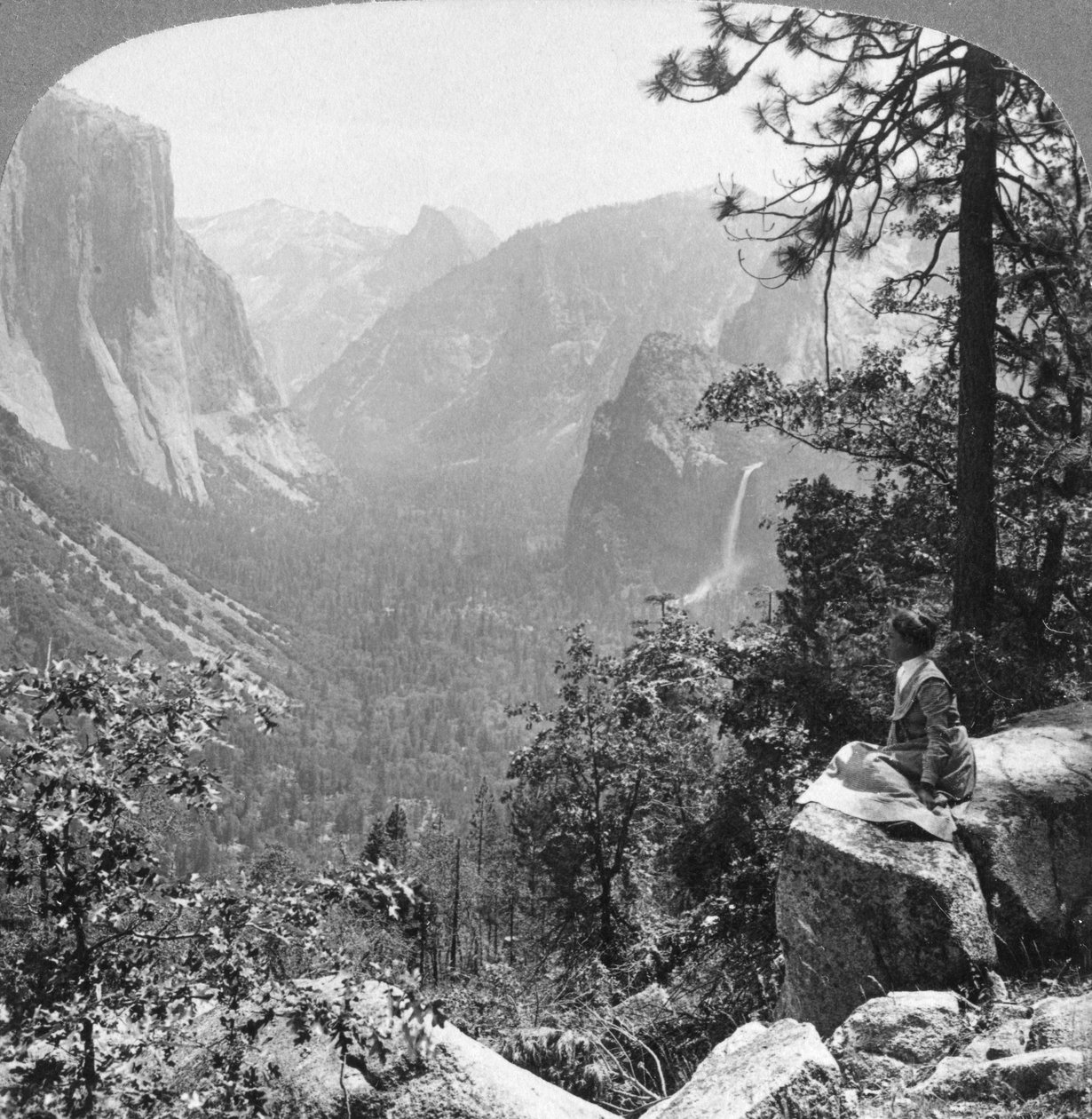 Utsikt från Inspiration Point genom Yosemite Valley, Kalifornien, USA, 1902. av Underwood and Underwood