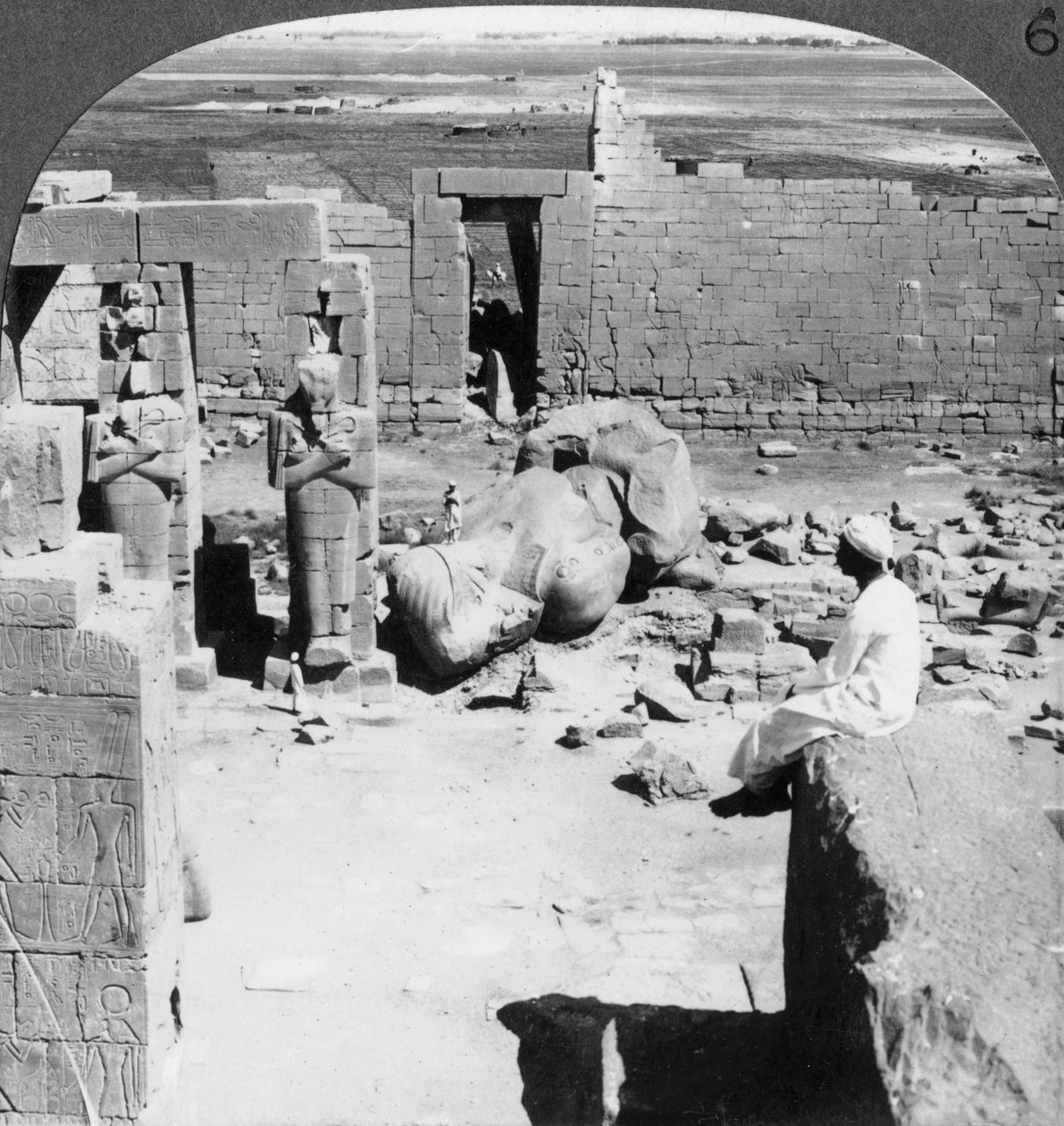 Utsikt från Ramesseum sydost över Thebeslätten, Egypten, 1905. av Underwood and Underwood