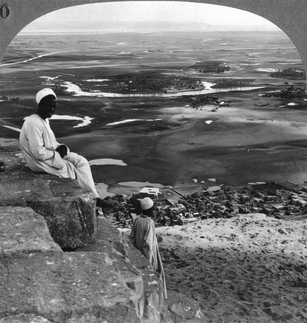 Utsikt från toppen av den stora pyramiden, Giza, Egypten, 1905. av Underwood and Underwood