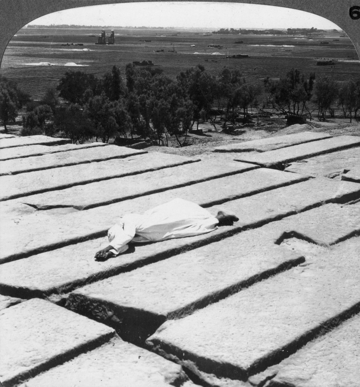 Utsikt över Thebe och Memnons kolosser, sett från Ramesseum, Egypten, 1905. av Underwood and Underwood