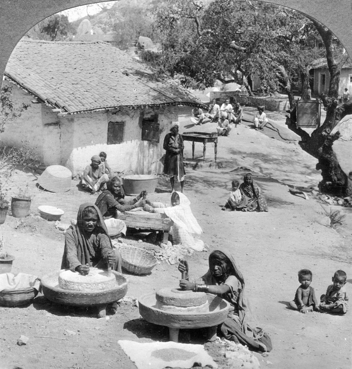 Byliv, Indien, 1900-talet. av Underwood and Underwood