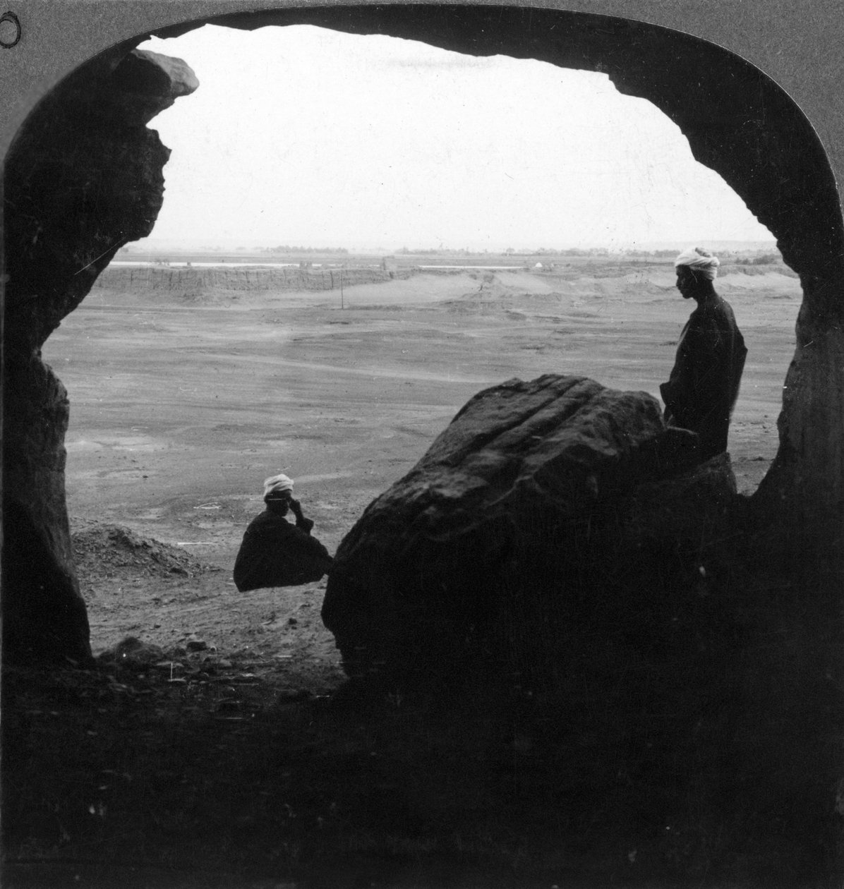 Den muromgärdade staden El Kab, sett från en dörr till en grav i klipporna, Egypten, 1905. av Underwood and Underwood