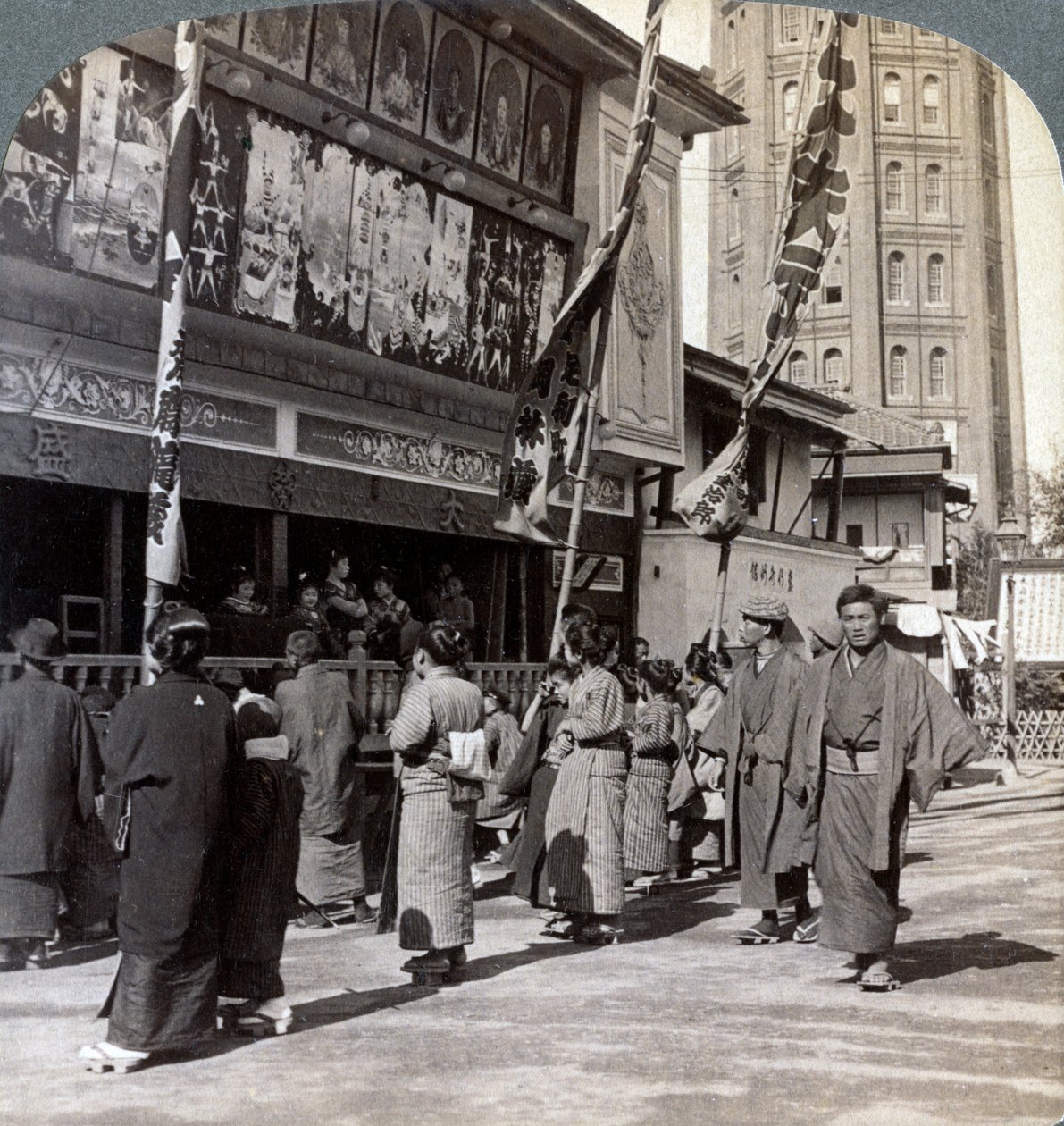 Tittar på en gratis föreställning på Theatre Street, tittar norrut till Asakusa Tower, Tokyo, Japan, 1904 av Underwood and Underwood