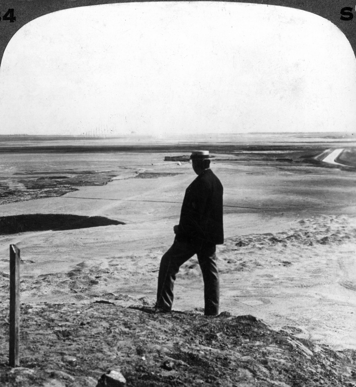 Titta på en sandvirvelvind från toppen av Hawara-pyramiden, Egypten, 1905. av Underwood and Underwood