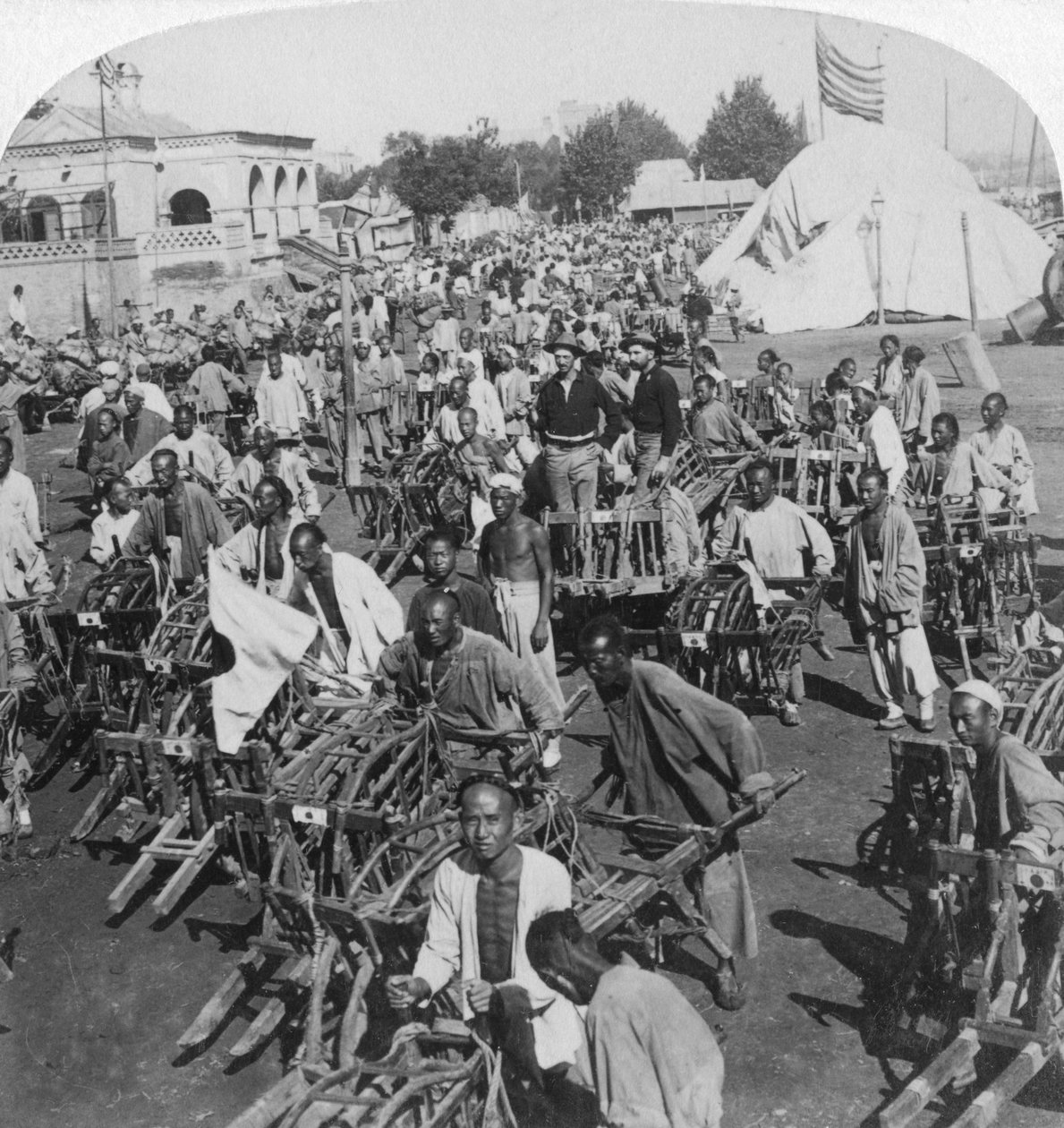 Skottkärratransport vid båtlandningen, Tientsin Tianjin, Kina, 1901 av Underwood and Underwood