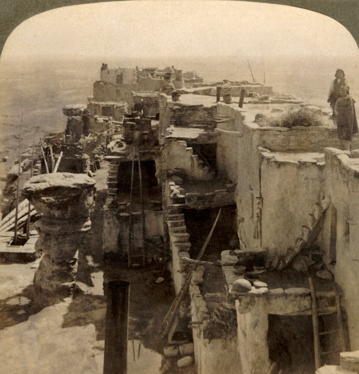 Wolpi...en huvudpueblo för det mystiska Moki-loppet Cliff Dwellers, Arizona, U.S.A., 1901. av Underwood and Underwood