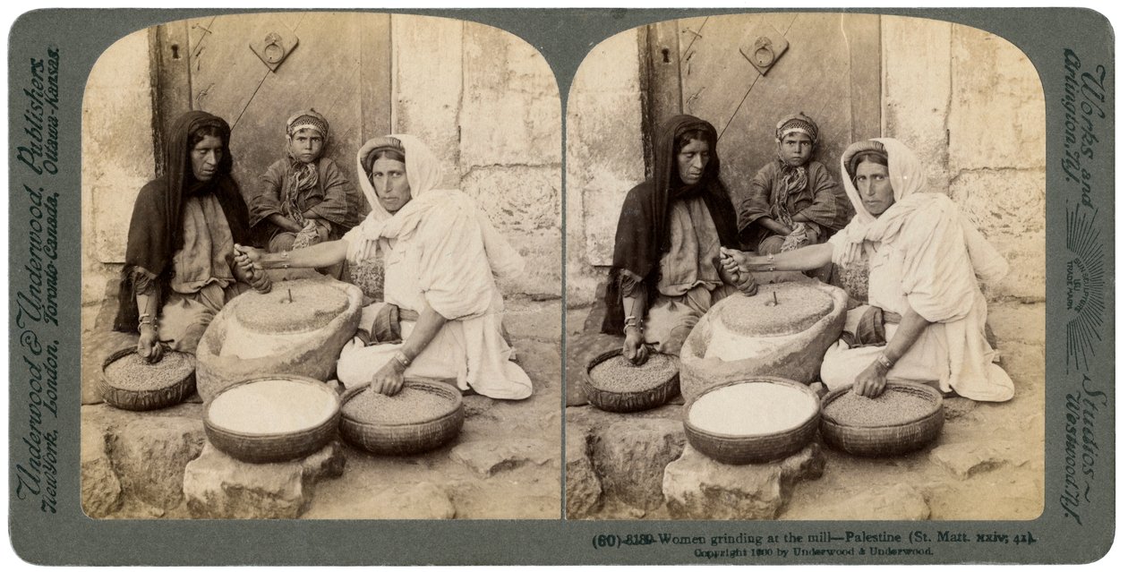 Kvinnor som maler vid bruket, Palestina, 1900. av Underwood and Underwood