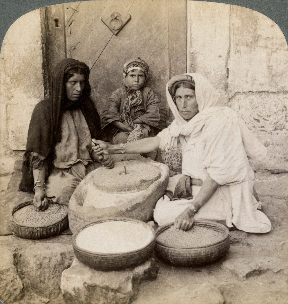Kvinnor som maler vid bruket, Palestina, 1900. av Underwood and Underwood