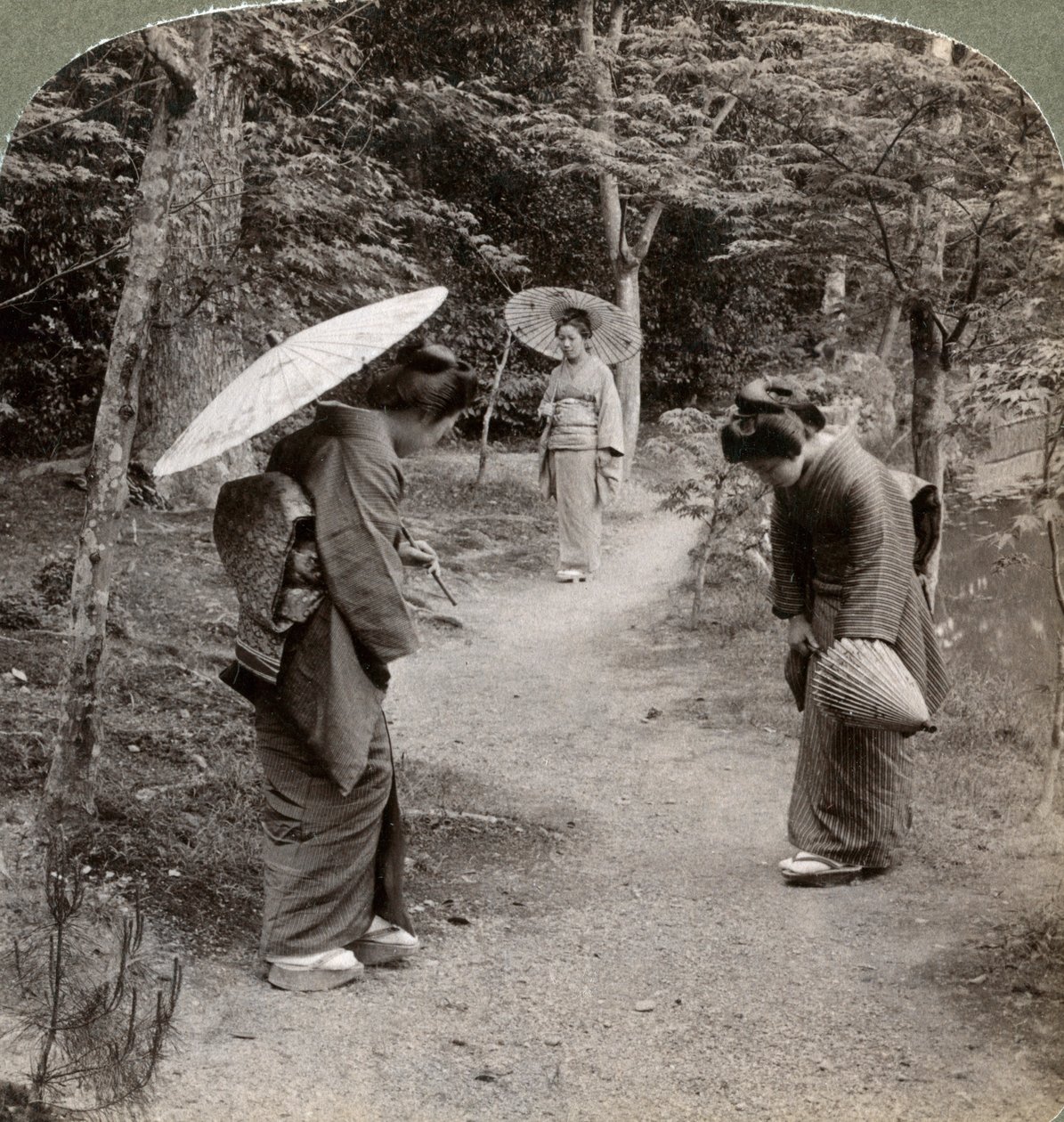 Kvinnor i Kinkaku-ji-templets trädgård, Kyoto, Japan, 1904. av Underwood and Underwood