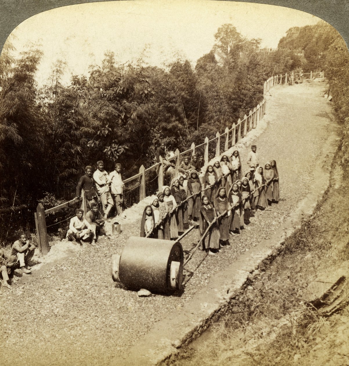 Kvinnor som arbetar på Darjeeling Highway, Indien. av Underwood and Underwood
