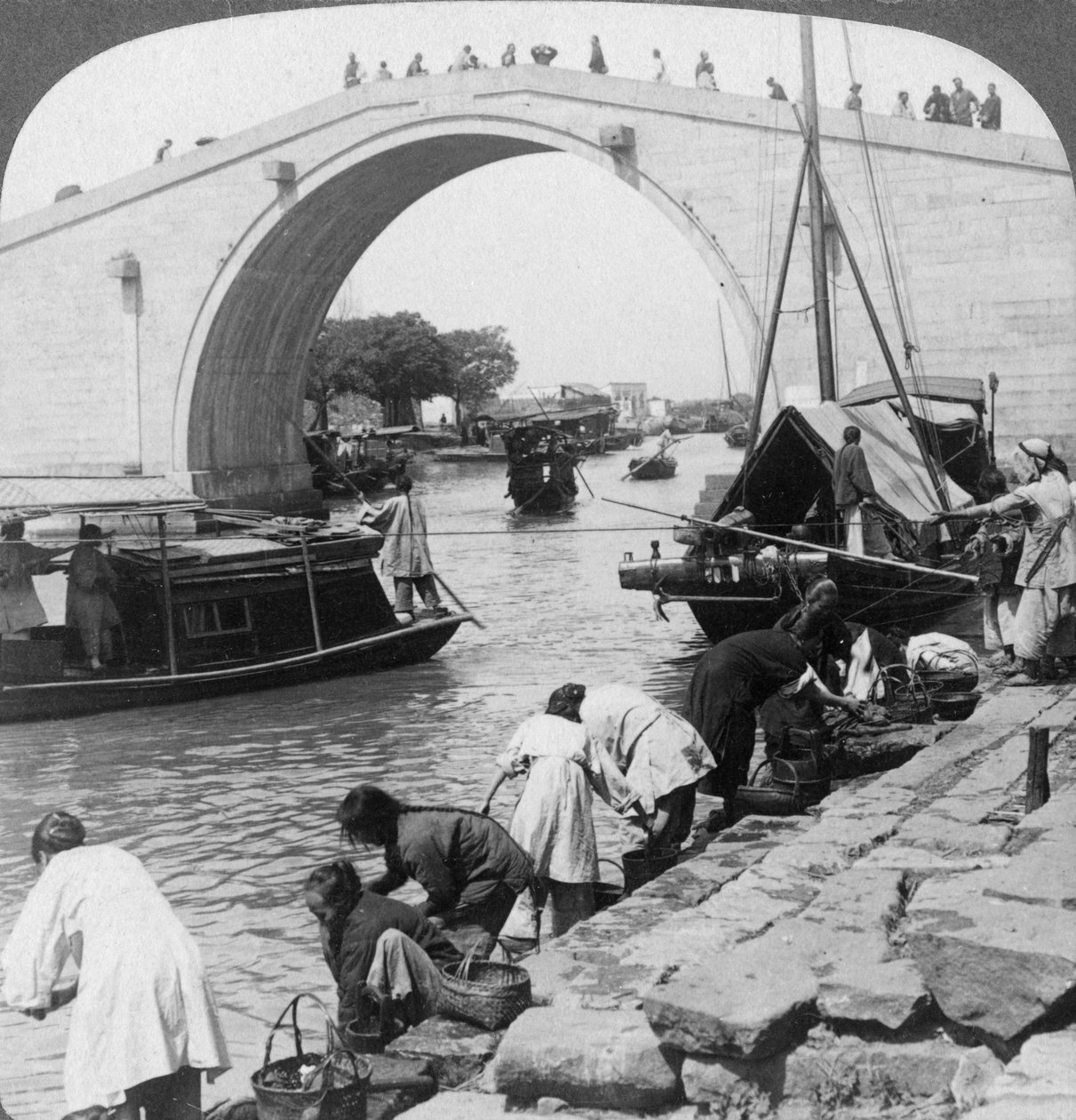 Woo Men Bridge och Grand Imperial Canal, Soo-chow Suzhou, Kina, 1900. av Underwood and Underwood