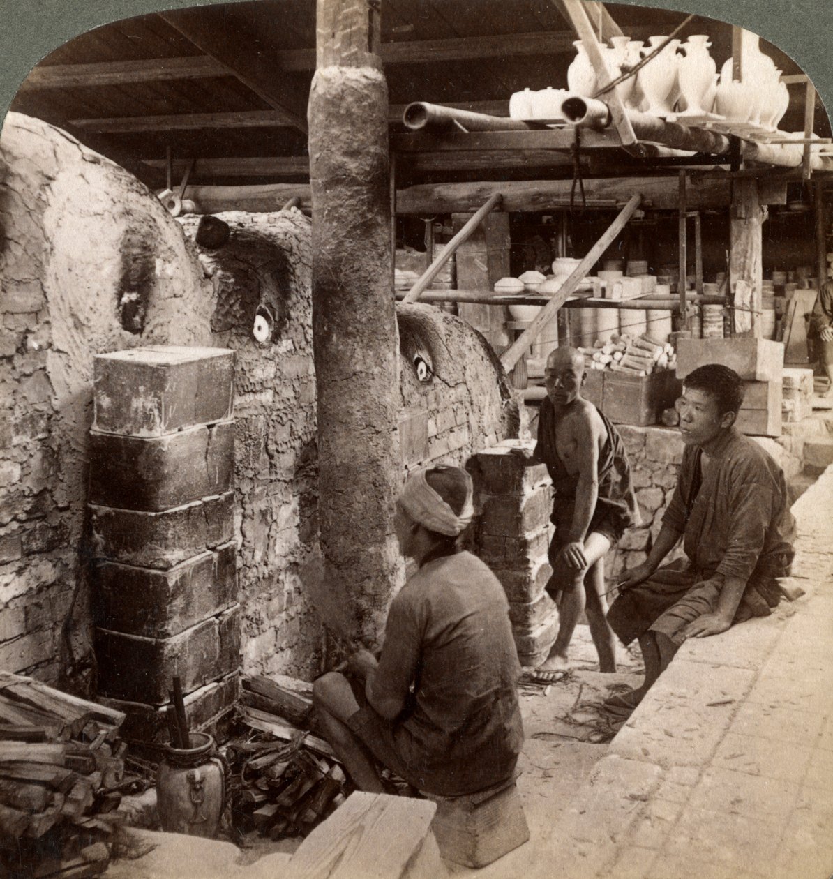 Arbetare tittar på ugnar fulla av Awata-porslin, Kinkosan-verk, Kyoto, Japan, 1904 av Underwood and Underwood