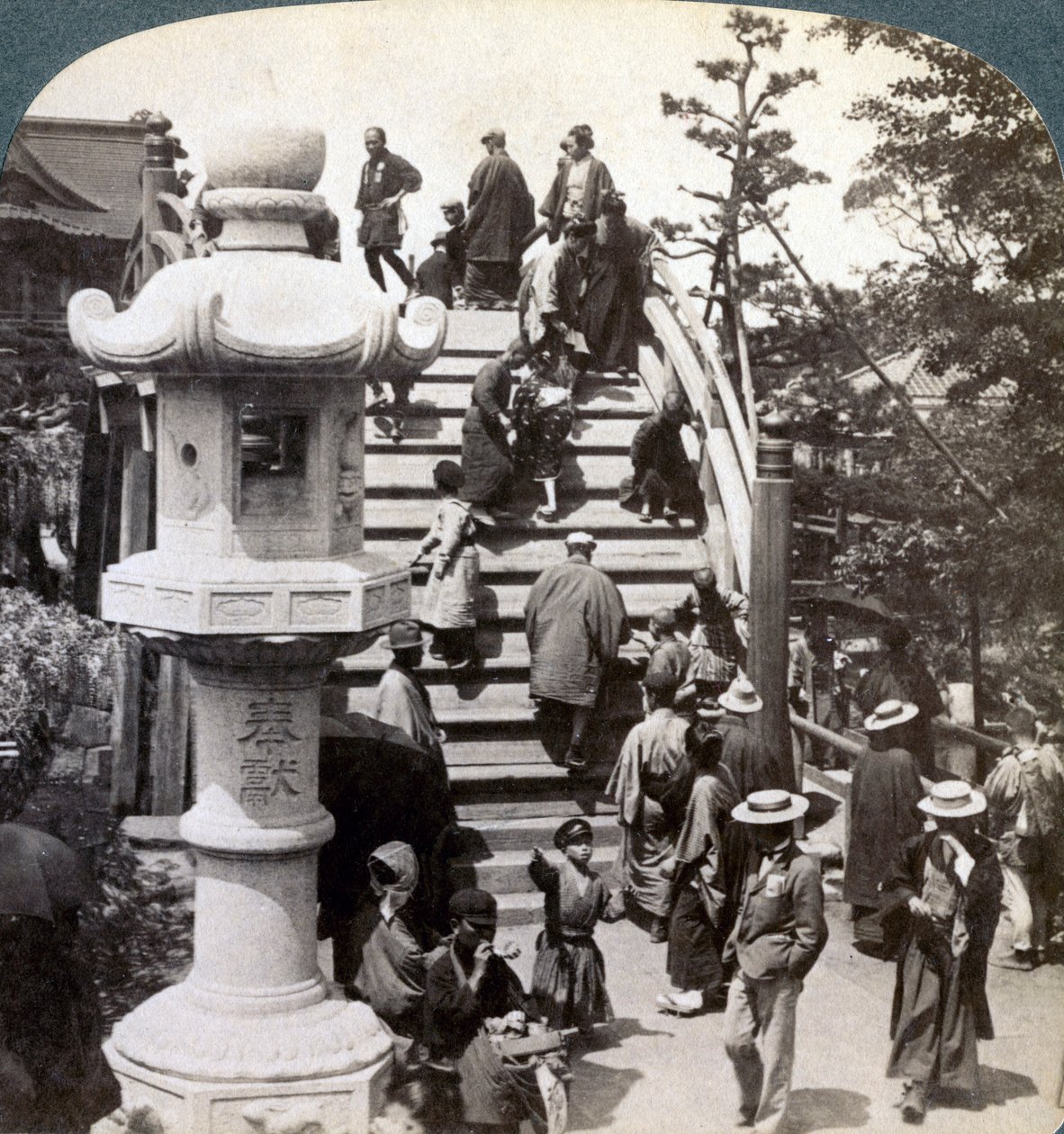Tillbedjare som korsar den halvcirkelformade bron till Kameido-templet bortom, tittar norrut, Tokyo, Japan, av Underwood and Underwood