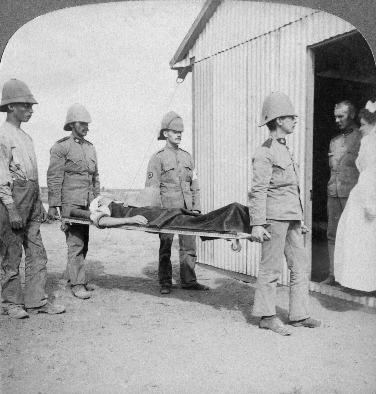 Sårad fusilier efter boernas modiga ställning nära Orange River, Sydafrika, boerkriget, 1900 av Underwood and Underwood