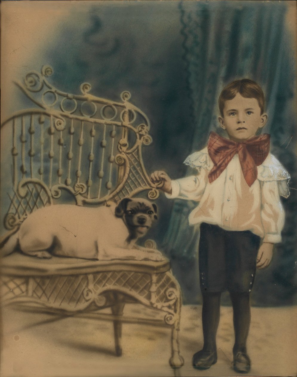 Pojke med hund på stol av Unidentified