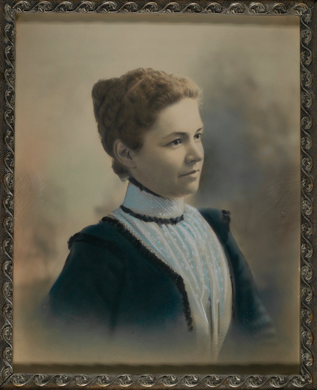 Ung kvinna klädd i vit spets-shirtwaist av Unidentified