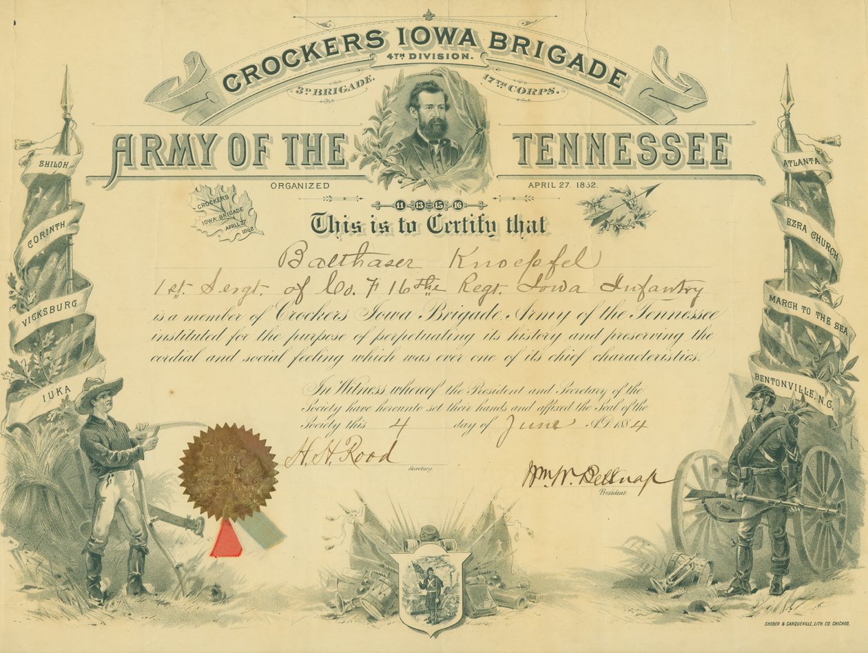 Certificate with an image of a farmer on the left next to a flag with the names of battles on it and an image of a soldier next to a cannon and a flag with the names of battles on it. Certificate reads av Unknown