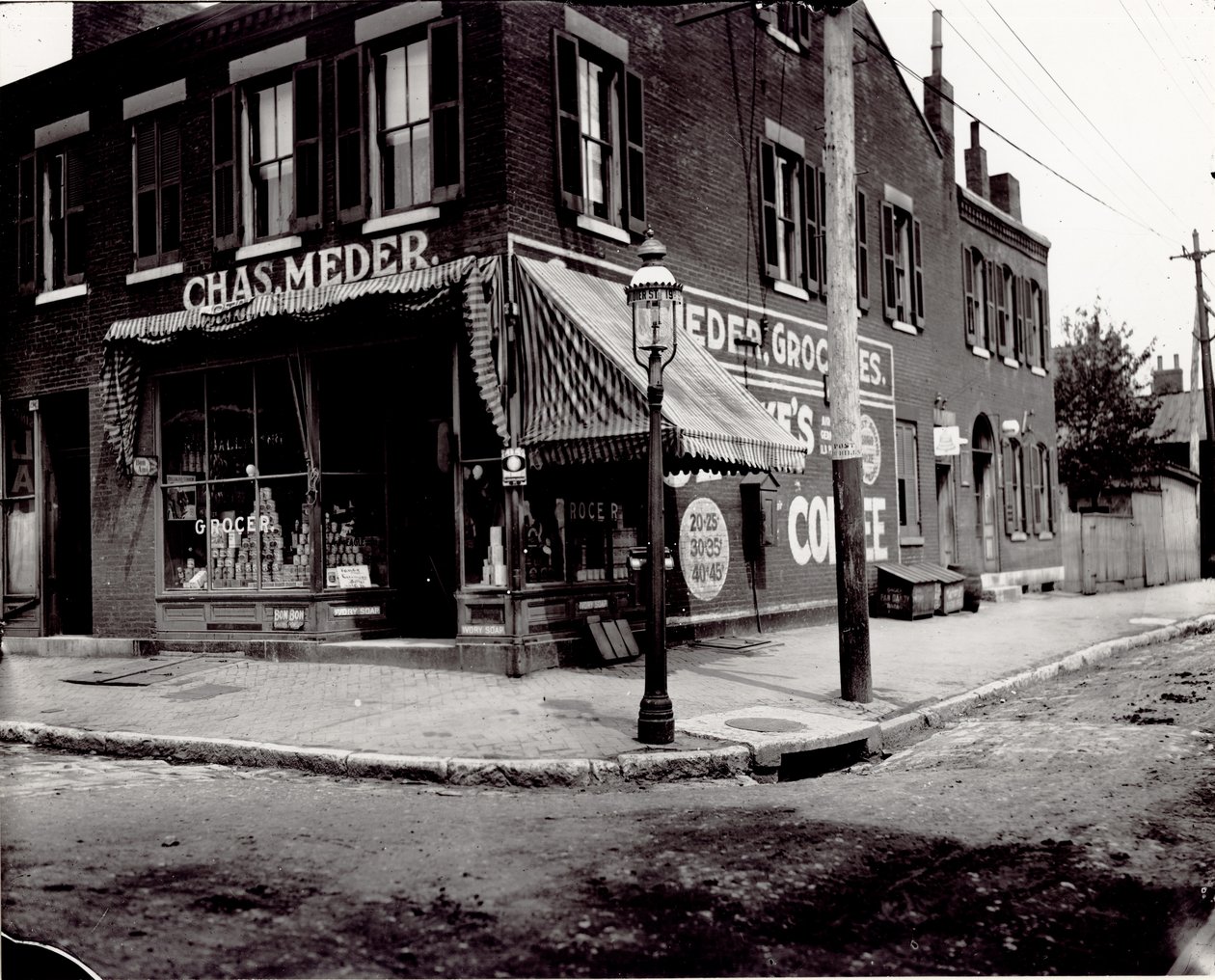 Charles Meder Grocery store at the corner of Nineteenth and Dodier Streets av Unknown