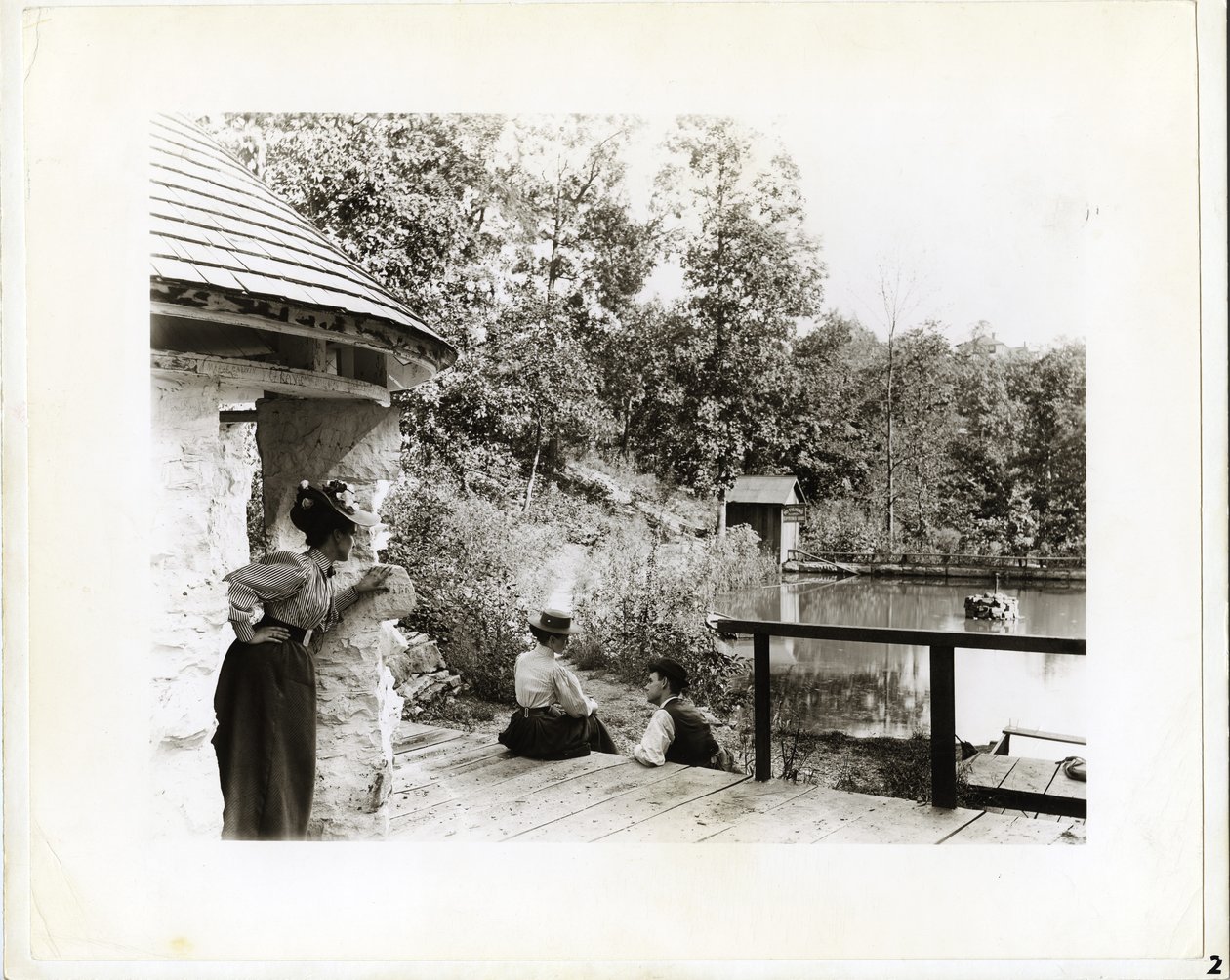 Group at Spring Lake Park, east of Fenton, Missouri av Unknown