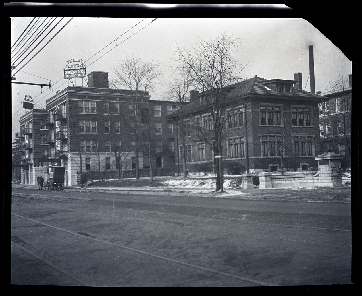 Harlan Court Apartments and a neighboring house at 5457 Delmar Boulevard av Unknown