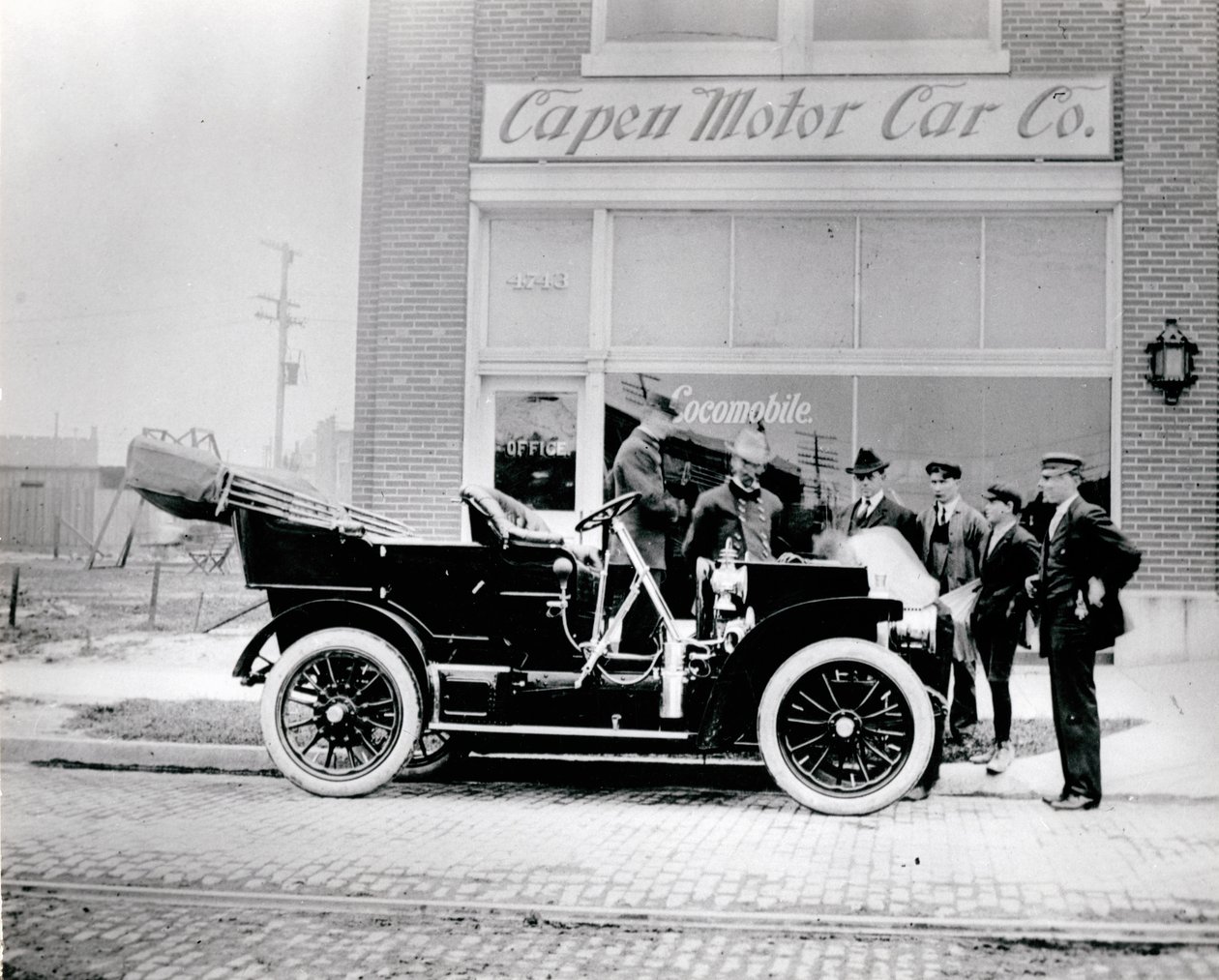 Locomobile, 1907. (In front of Capen Motor Car Company. 4739-4743 McPherson Avenue) av Unknown