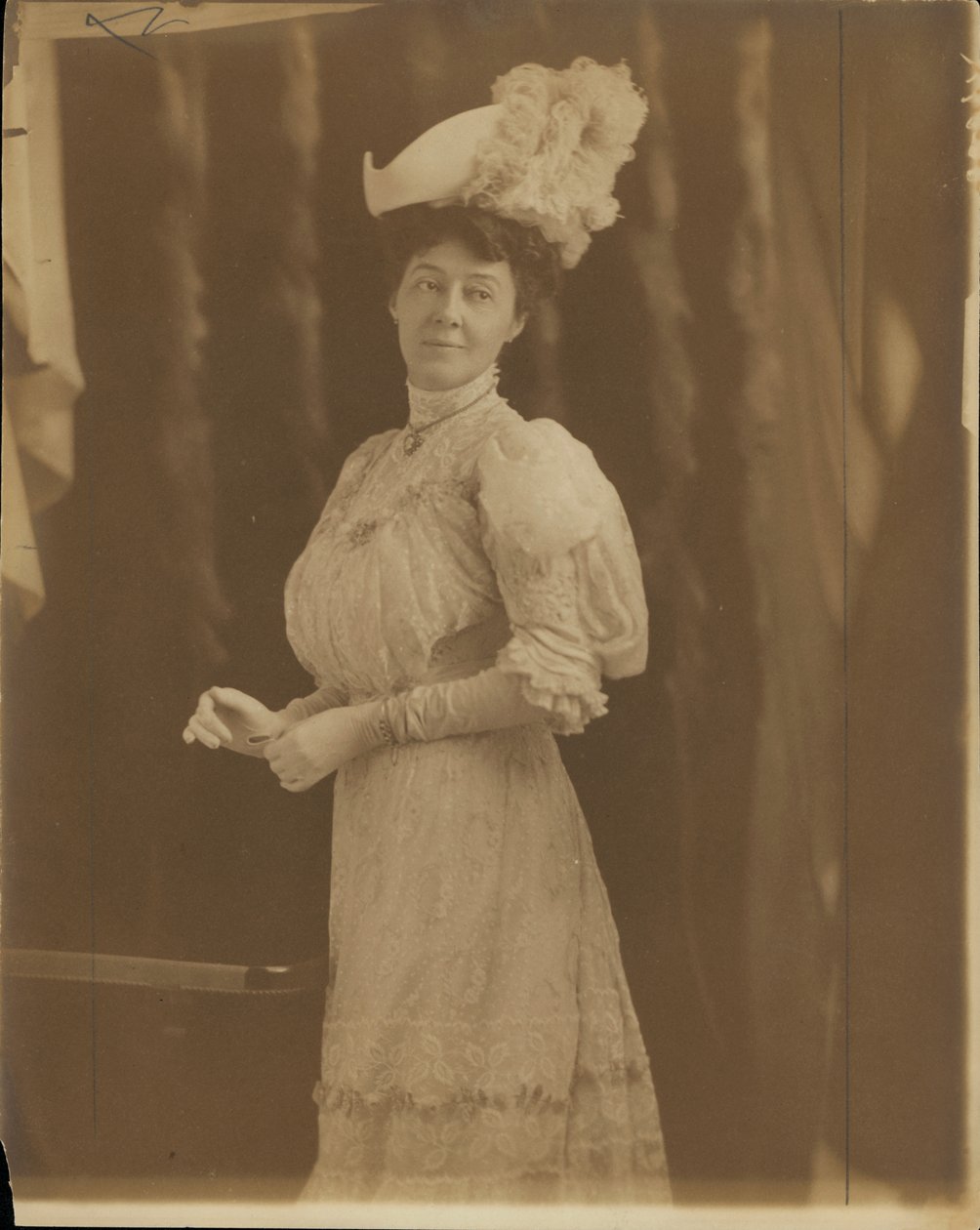 Mrs. Lon Stephens, nee Margaret Nelson.  Wearing lace high-necked dress and plumed hat av Unknown