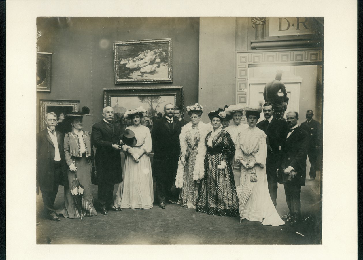 Palace of Art reception group including Mrs. Manning, President of the Board of Lady Managers (sixth from left) and Florence Hayward (second from left) av Unknown