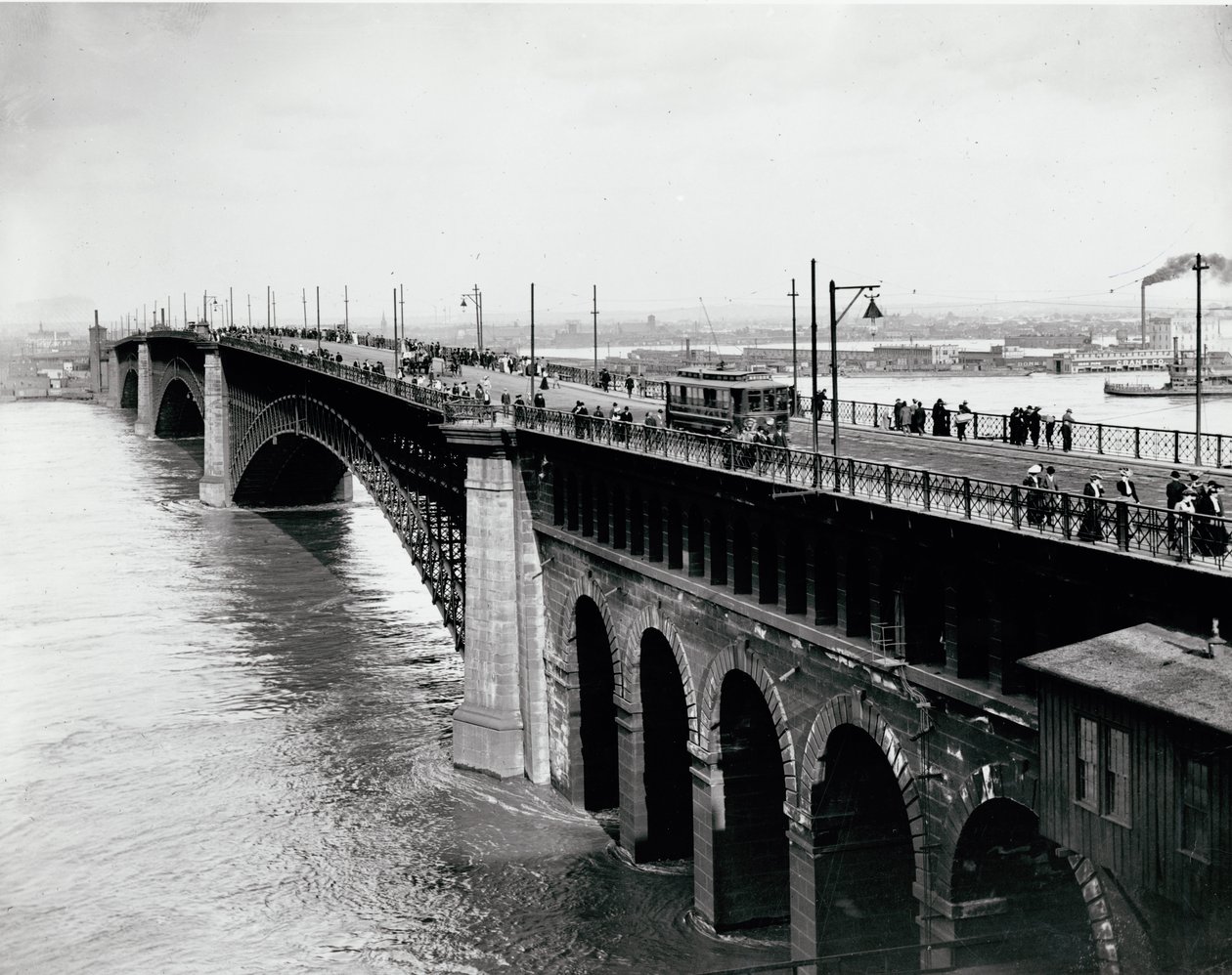 Pedestrian and trolley traffic on Eads Bridge during 1903 flood av Unknown
