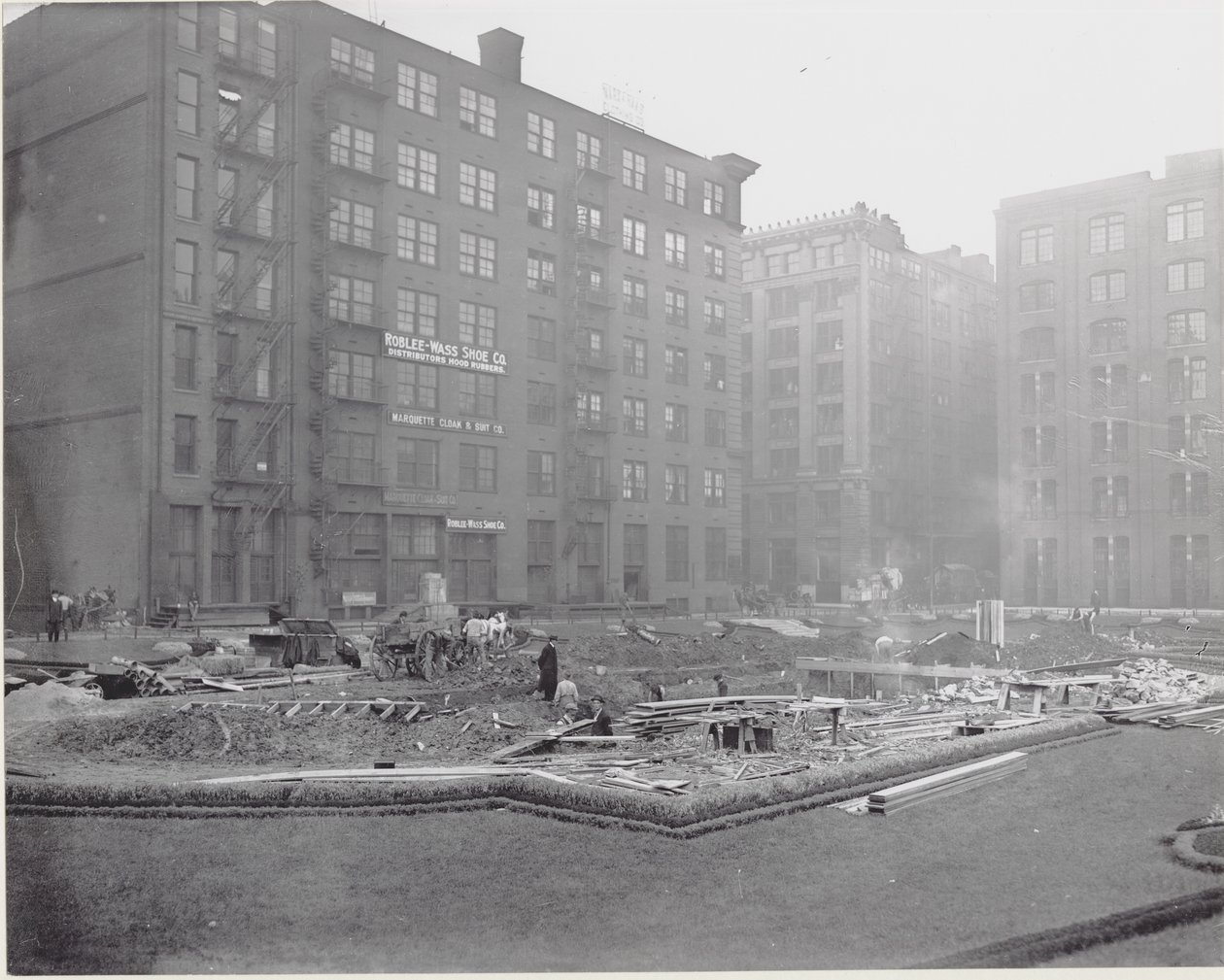 Workers installing a fountain in Lucas Garden at Fourteenth and Locust Streets av Unknown