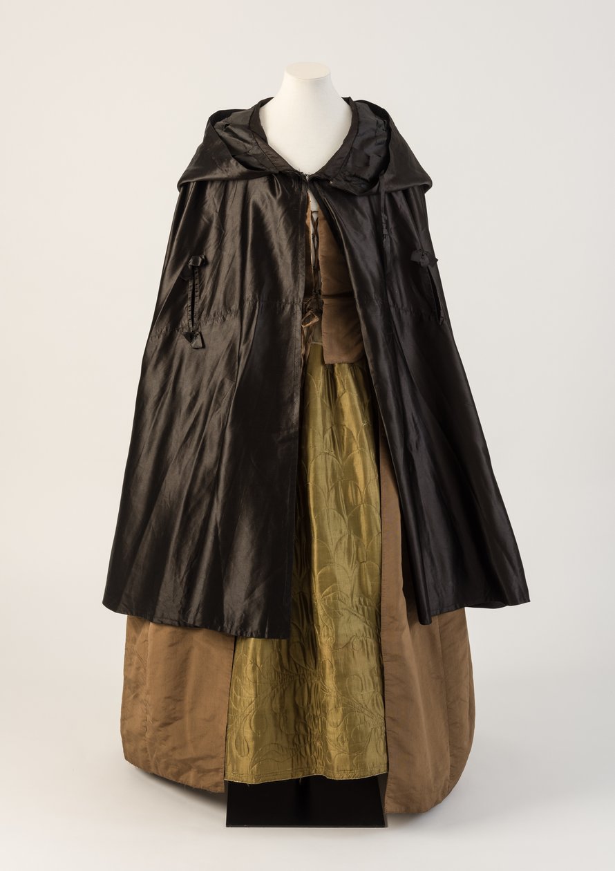Svart silkesatinkappe, bärs med olivgrön silkesquiltad underkjol, 1760-tal (silke) av Unbekannt Unbekannt