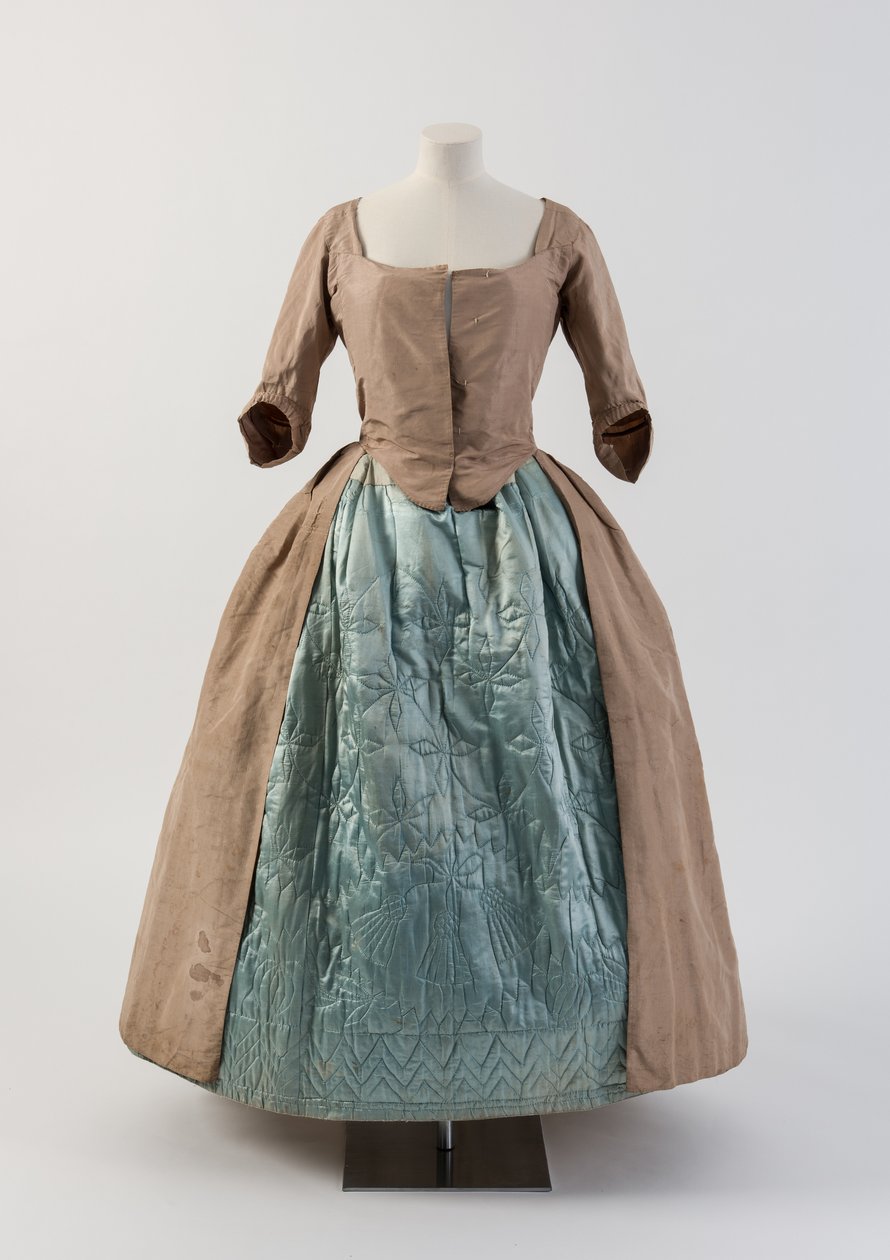 Blå quiltad sidenklänning med tisteldesign, 1740-tal (silke) av Unbekannt Unbekannt